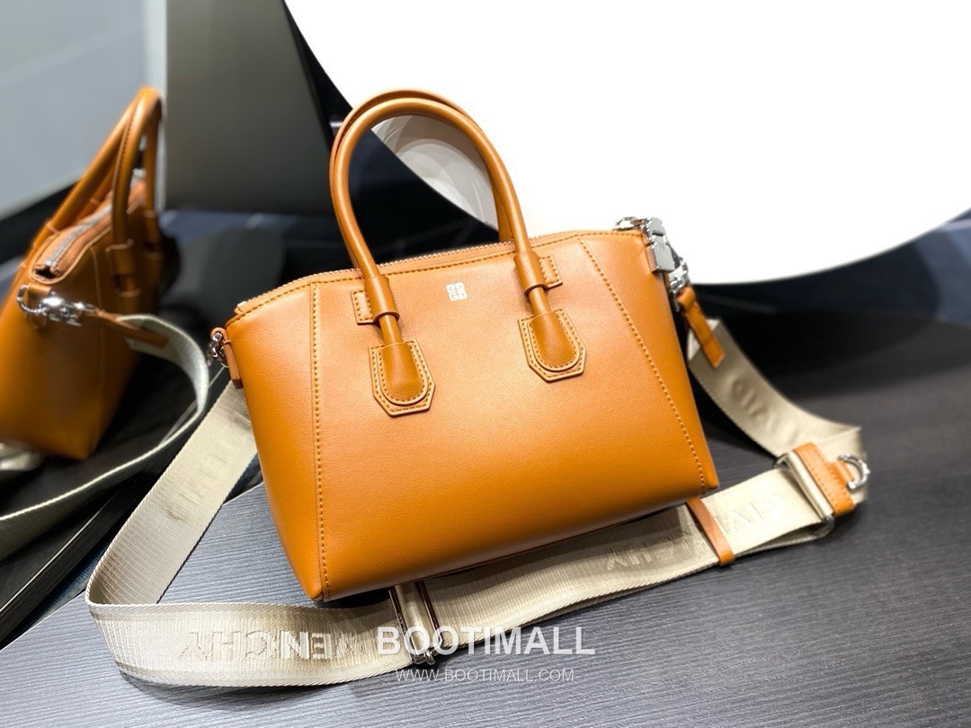 Givenchy Antigona Sport Small Calfskin Leather Orange Top Handle Bag 지방시 안티고나 스포츠 스몰 카프스킨 레더 오렌지 토트백 26cm 3