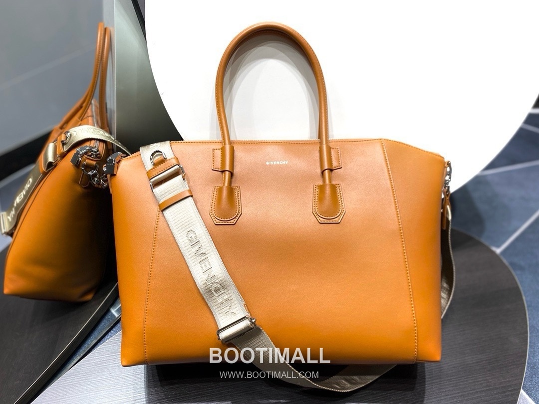 Givenchy Antigona Sport Calfskin Leather Black Shoulder Bag 지방시 안티고나 스포츠 카프스킨 레더 블랙 숄더백 48cm 1