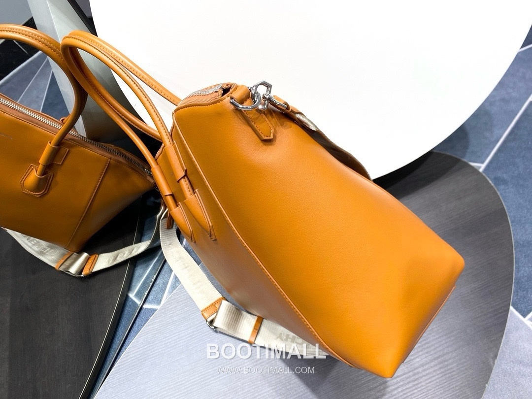 Givenchy Antigona Sport Calfskin Leather Black Shoulder Bag 지방시 안티고나 스포츠 카프스킨 레더 블랙 숄더백 48cm 2