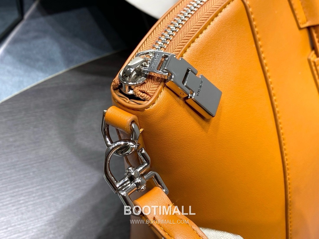 Givenchy Antigona Sport Calfskin Leather Black Shoulder Bag 지방시 안티고나 스포츠 카프스킨 레더 블랙 숄더백 48cm 6