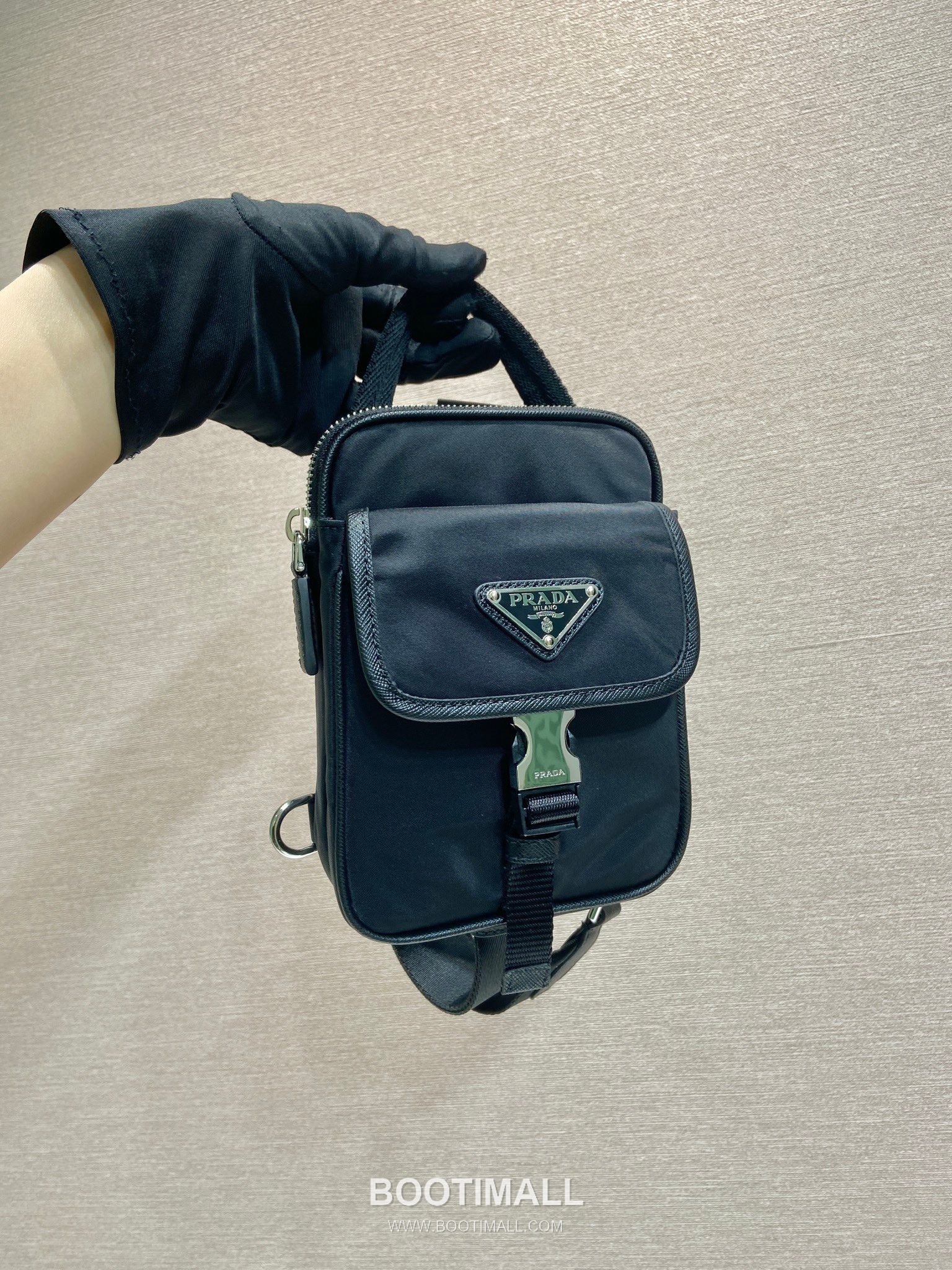 Prada Smartphone Chest Bag Re-Nylon, Saffiano Leather Black 프라다 스마트폰 체스트백 2ZH194 리나일론, 사피아노 레더 블랙 17cm 3