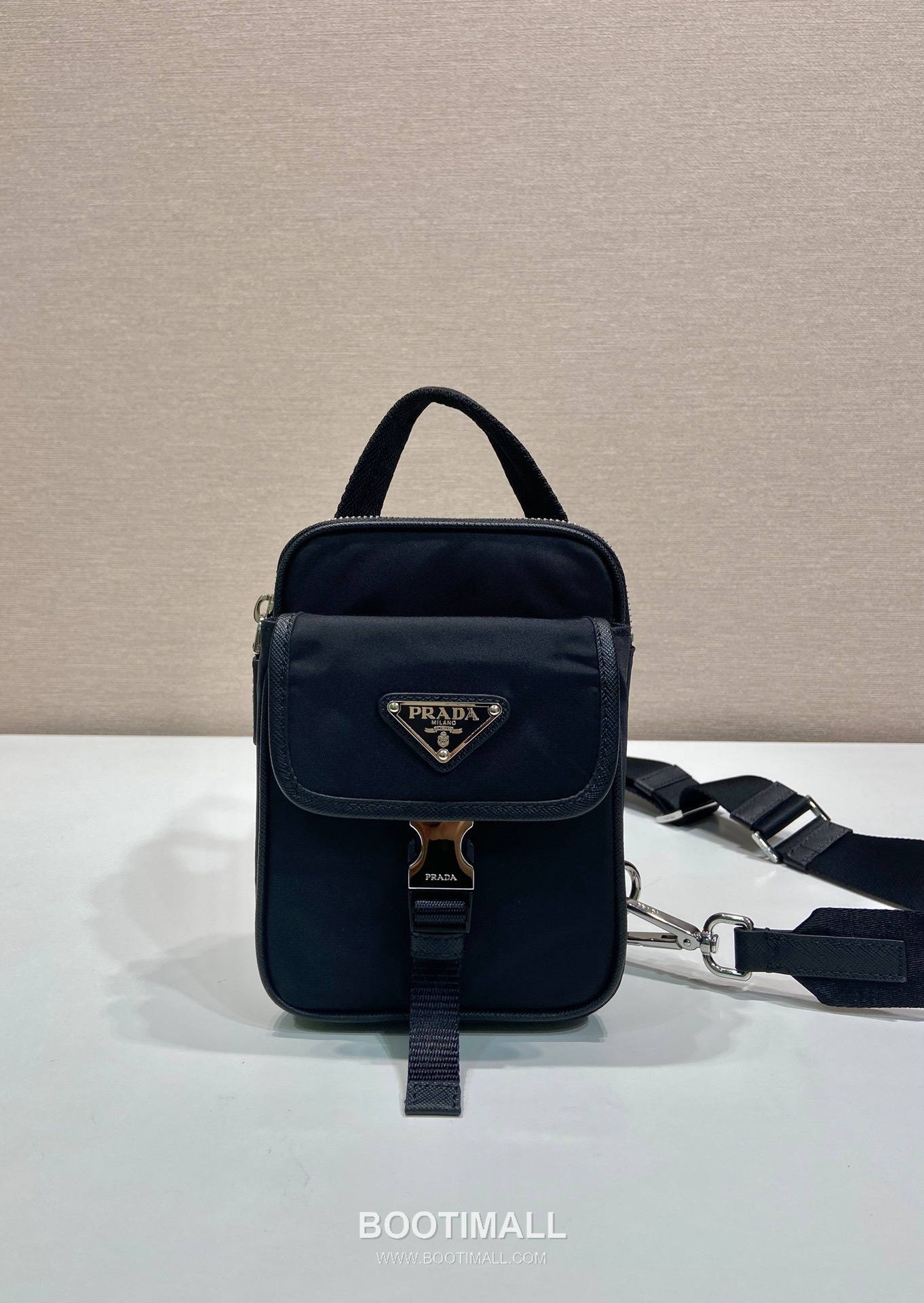 Prada Smartphone Chest Bag Re-Nylon, Saffiano Leather Black 프라다 스마트폰 체스트백 2ZH194 리나일론, 사피아노 레더 블랙 17cm 5
