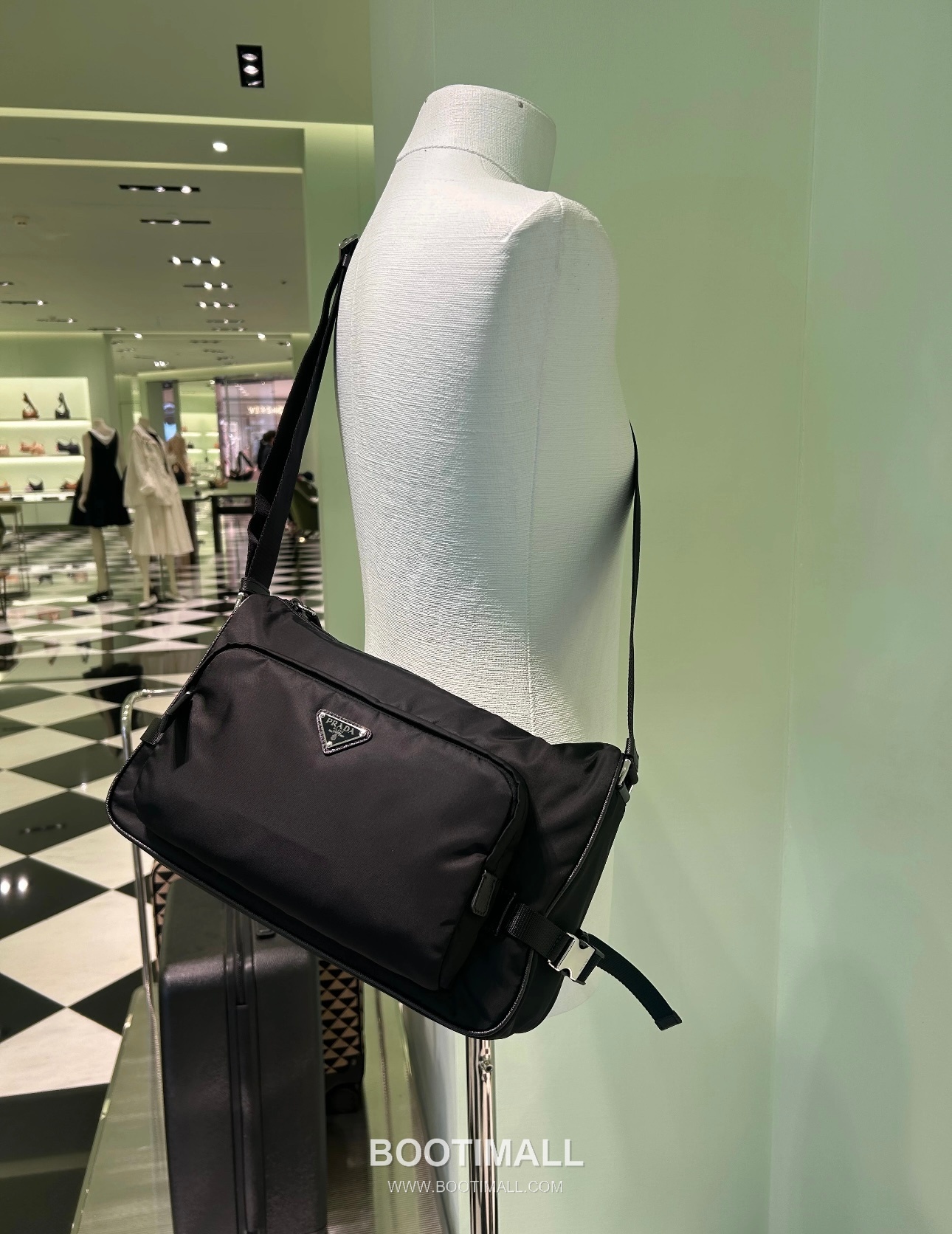 Prada Messenger Bag Re-Nylon, Saffiano Leather Black 프라다 2VH191 메신저백 라지 리나일론, 사피아노 레더 블랙 35cm 2