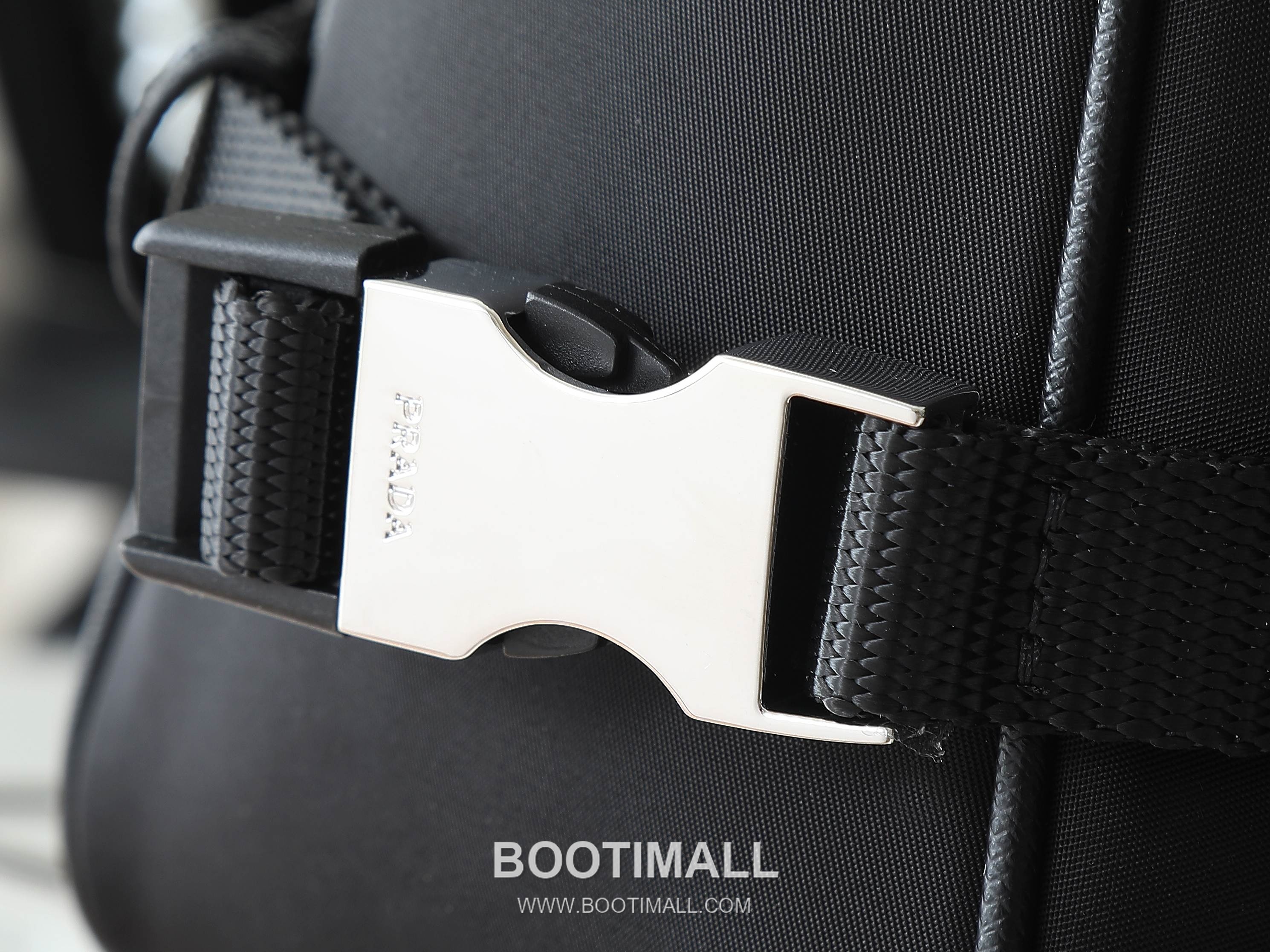 Prada Messenger Bag Re-Nylon, Saffiano Leather Black 프라다 2VH191 메신저백 라지 리나일론, 사피아노 레더 블랙 35cm 9