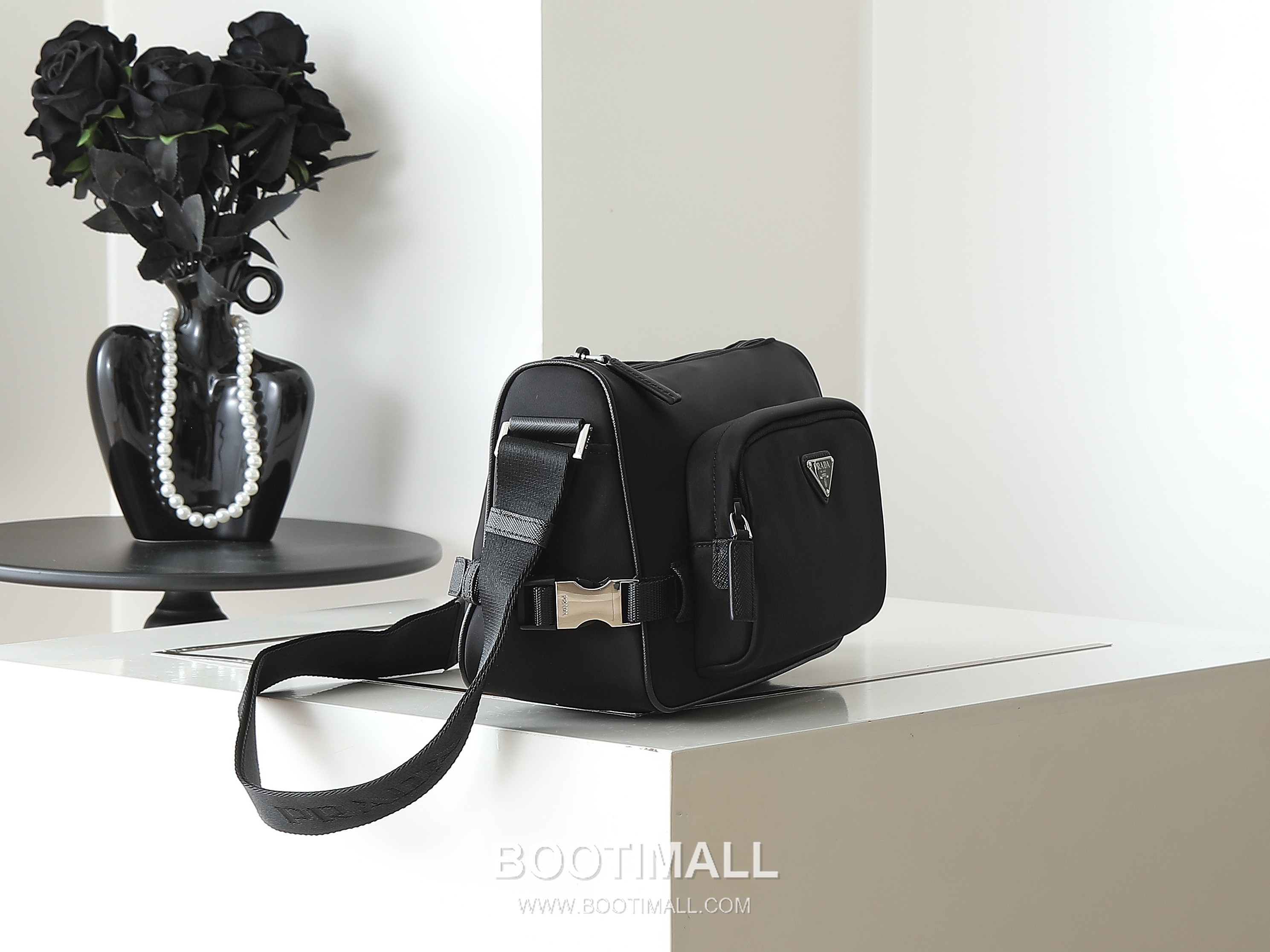 Prada Messenger Bag Re-Nylon, Saffiano Leather Trim Black 프라다 2VH192 메신저백 리나일론, 사피아노 레더 트리밍 블랙 28cm 4