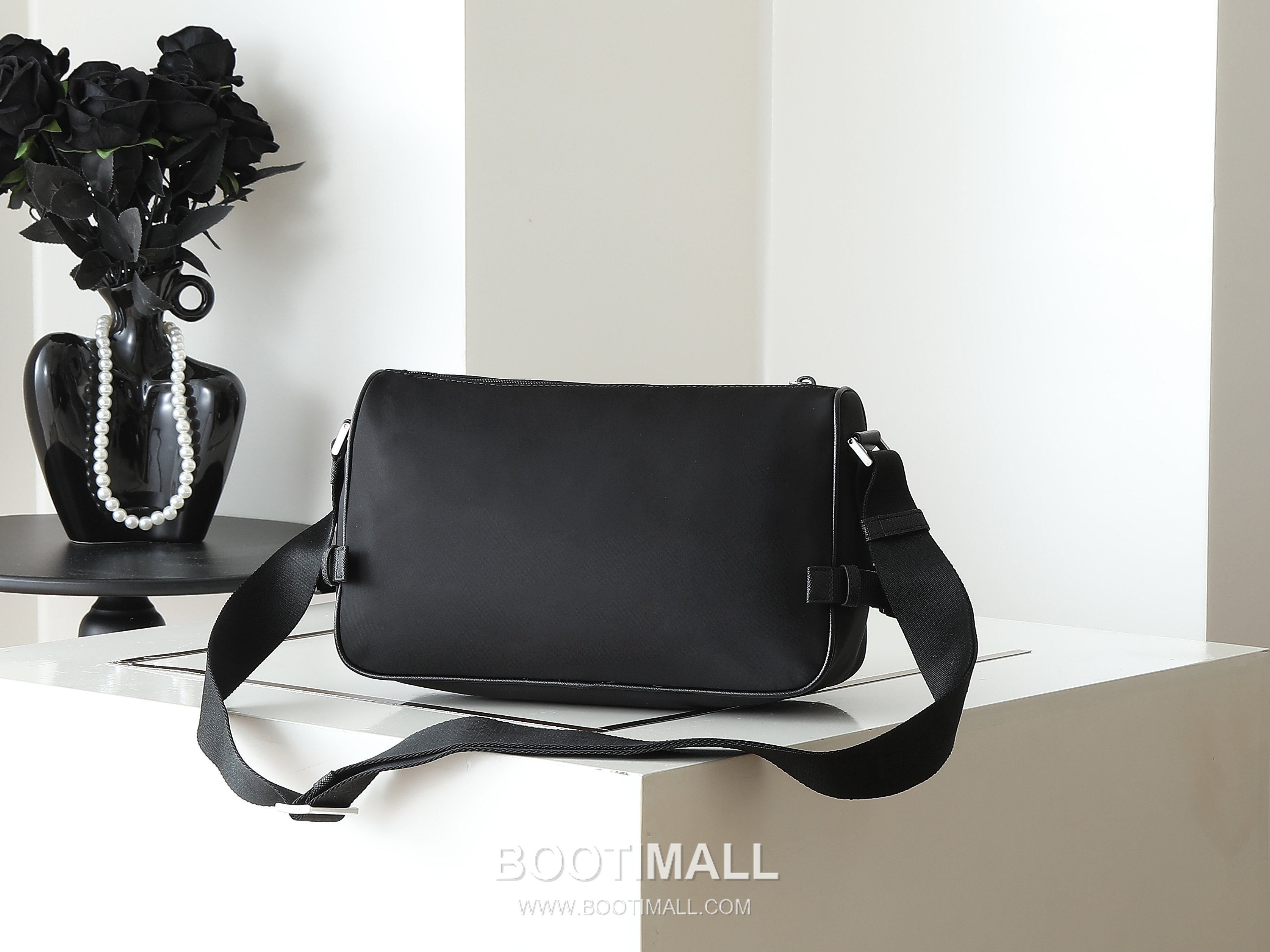 Prada Messenger Bag Re-Nylon, Saffiano Leather Trim Black 프라다 2VH192 메신저백 리나일론, 사피아노 레더 트리밍 블랙 28cm 5