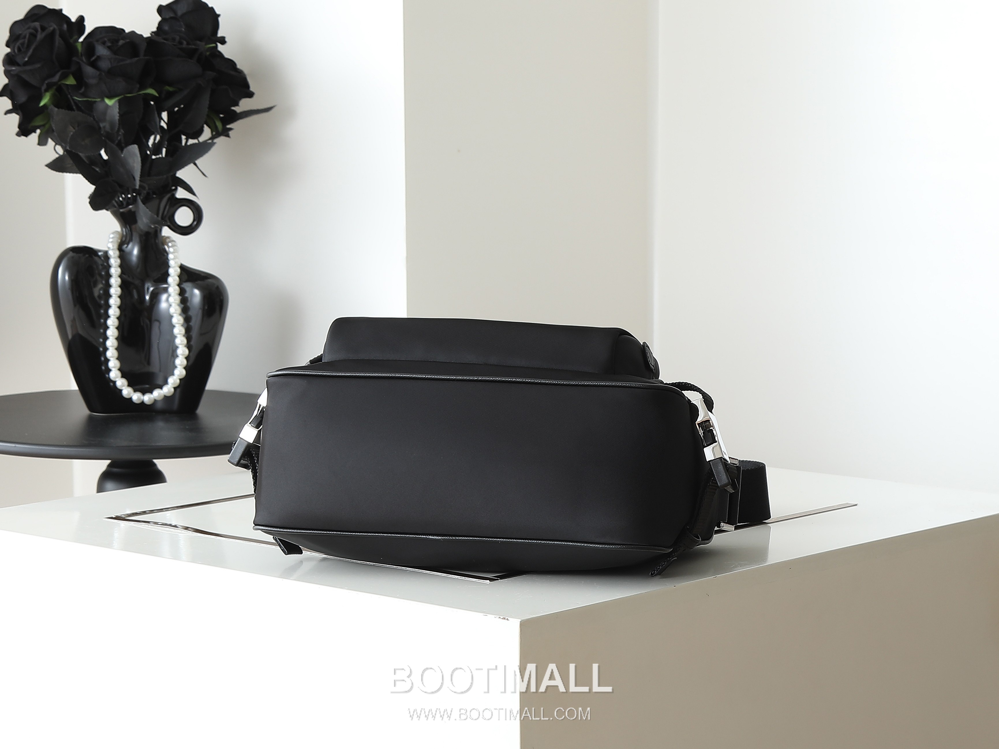 Prada Messenger Bag Re-Nylon, Saffiano Leather Trim Black 프라다 2VH192 메신저백 리나일론, 사피아노 레더 트리밍 블랙 28cm 8