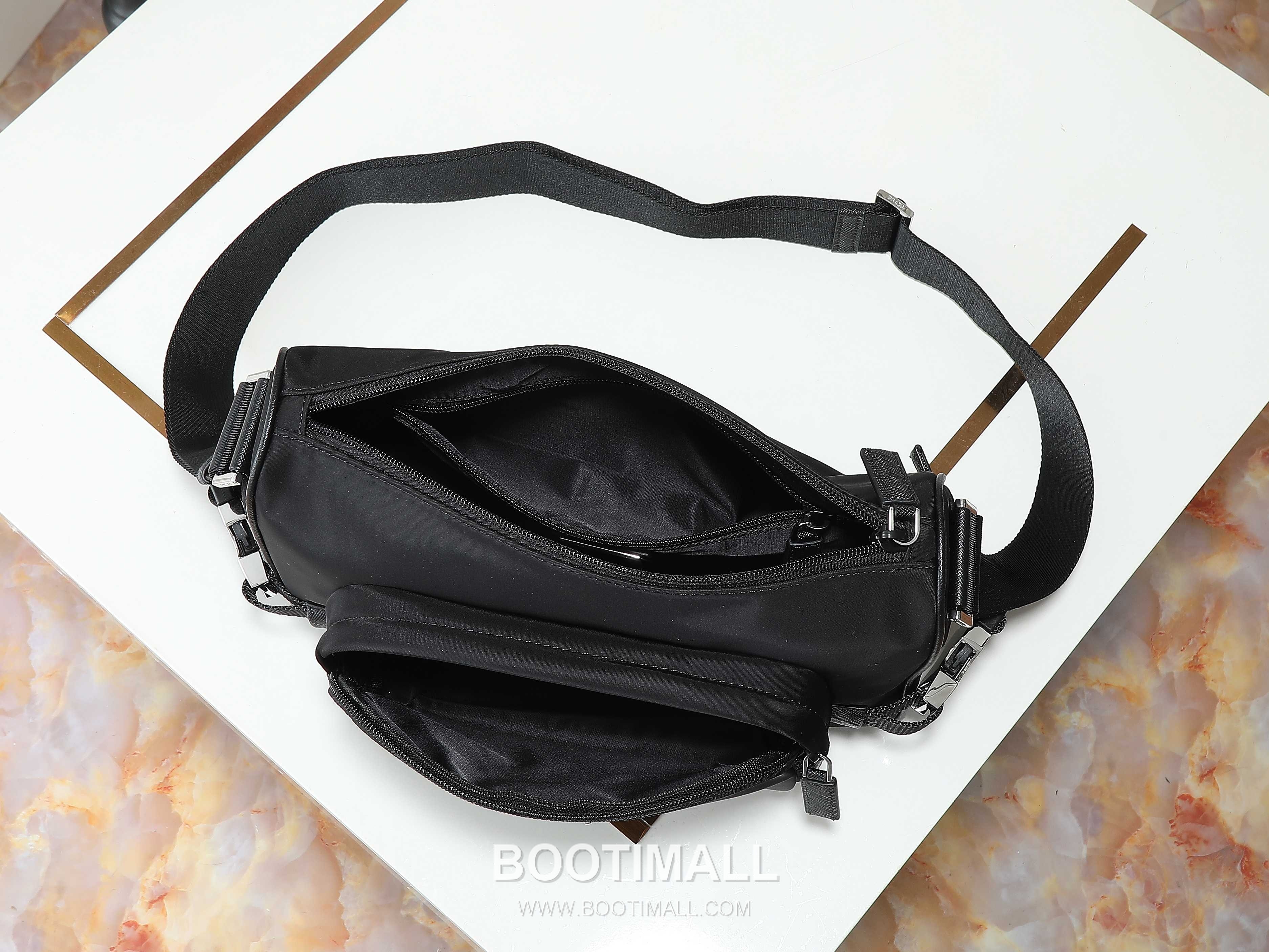 Prada Messenger Bag Re-Nylon, Saffiano Leather Trim Black 프라다 2VH192 메신저백 리나일론, 사피아노 레더 트리밍 블랙 28cm 10