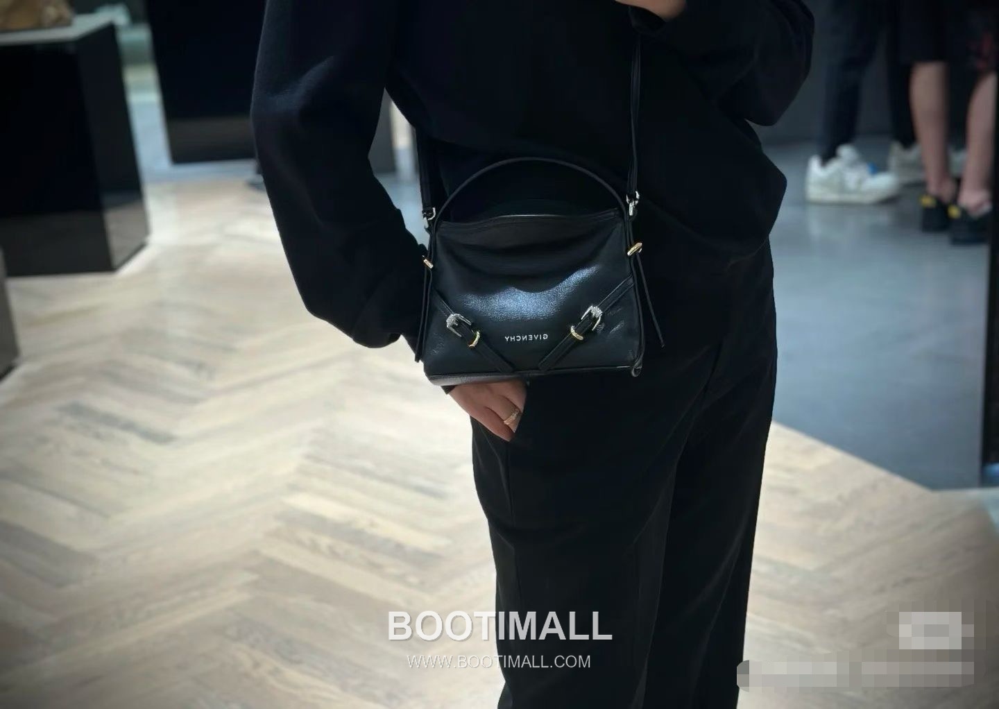 Givenchy Voyou Nano Bag Leather Black Shoulder Bag 지방시 보야주 나노 백 레더 블랙 숄더백 22cm 6