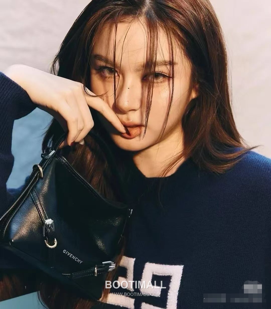 Givenchy Voyou Nano Bag Leather Black Shoulder Bag 지방시 보야주 나노 백 레더 블랙 숄더백 22cm 9