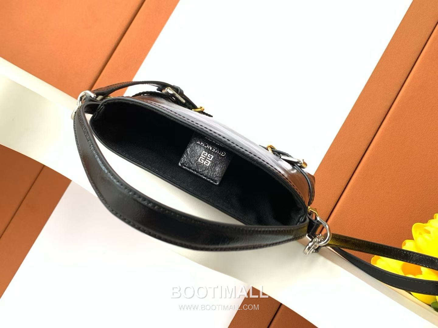 Givenchy Voyou Nano Bag Leather Black Shoulder Bag 지방시 보야주 나노 백 레더 블랙 숄더백 22cm 15