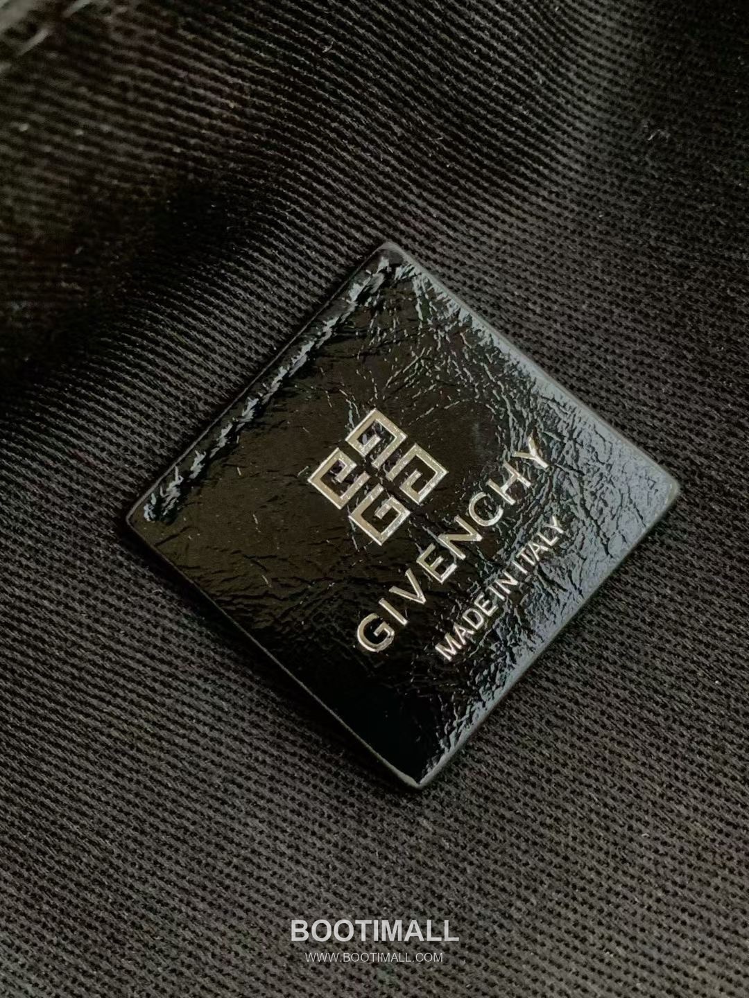 Givenchy Voyou Nano Bag Leather Black Shoulder Bag 지방시 보야주 나노 백 레더 블랙 숄더백 22cm 19