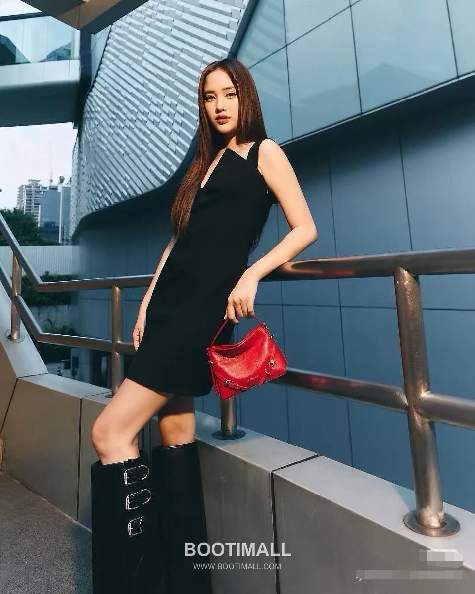 Givenchy Voyou Nano Bag Leather Black Shoulder Bag 지방시 보야주 나노 백 레더 블랙 숄더백 22cm 5