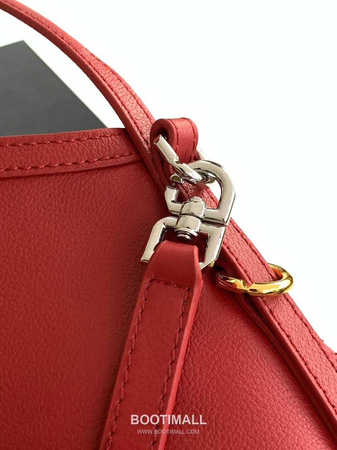 Givenchy Voyou Nano Bag Leather Black Shoulder Bag 지방시 보야주 나노 백 레더 블랙 숄더백 22cm 17