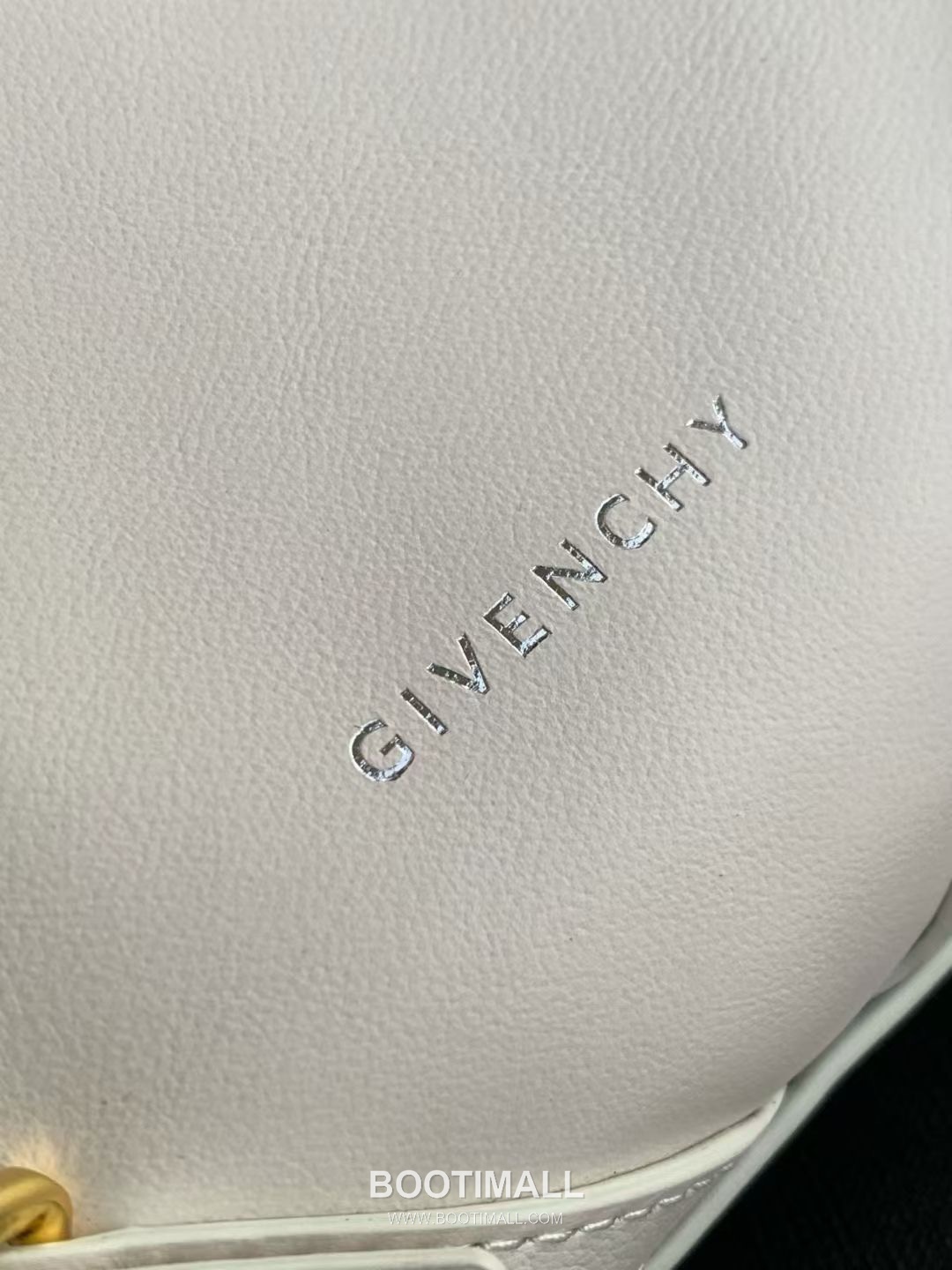 Givenchy Voyou Nano Calfskin Leather  Handbag 지방시 보야주 나노 카프스킨 레더 미기재 핸드백 19cm 6