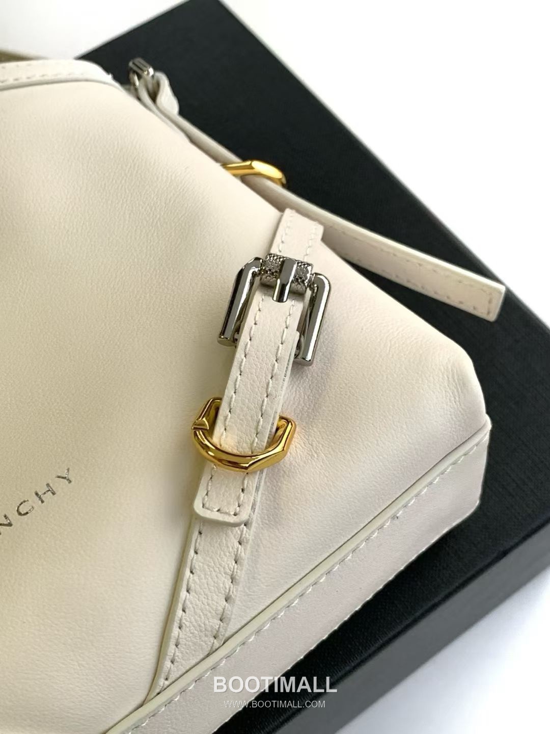 Givenchy Voyou Nano Calfskin Leather  Handbag 지방시 보야주 나노 카프스킨 레더 미기재 핸드백 19cm 7