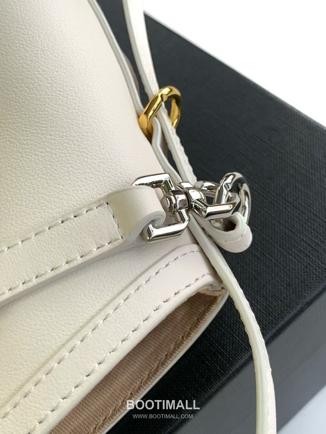 Givenchy Voyou Nano Calfskin Leather  Handbag 지방시 보야주 나노 카프스킨 레더 미기재 핸드백 19cm 8