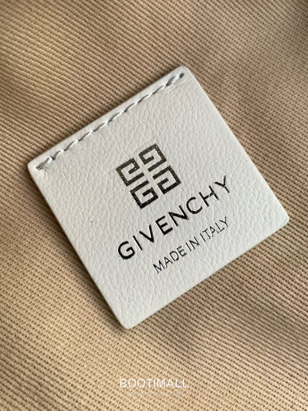 Givenchy Voyou Nano Calfskin Leather  Handbag 지방시 보야주 나노 카프스킨 레더 미기재 핸드백 19cm 9