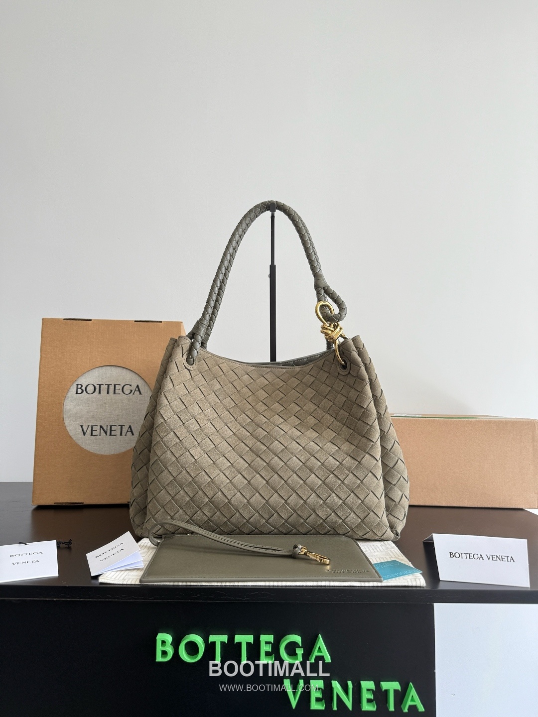 Bottega Veneta Andiamo Parachute Large Intrecciato Leather Khaki Shoulder Bag 보테가 베네타 안디아모 파라슈트 라지 인트레치아토 레더 카키 숄더백 30cm 1