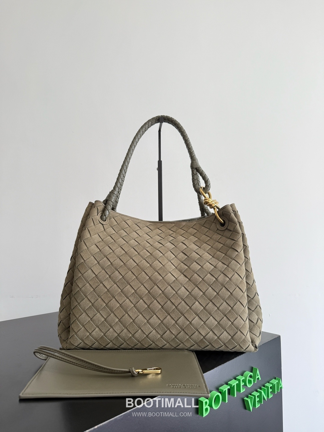 Bottega Veneta Andiamo Parachute Large Intrecciato Leather Khaki Shoulder Bag 보테가 베네타 안디아모 파라슈트 라지 인트레치아토 레더 카키 숄더백 30cm 2
