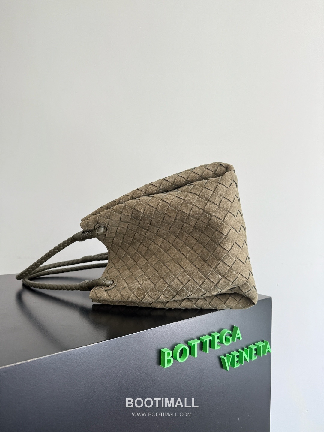 Bottega Veneta Andiamo Parachute Large Intrecciato Leather Khaki Shoulder Bag 보테가 베네타 안디아모 파라슈트 라지 인트레치아토 레더 카키 숄더백 30cm 3