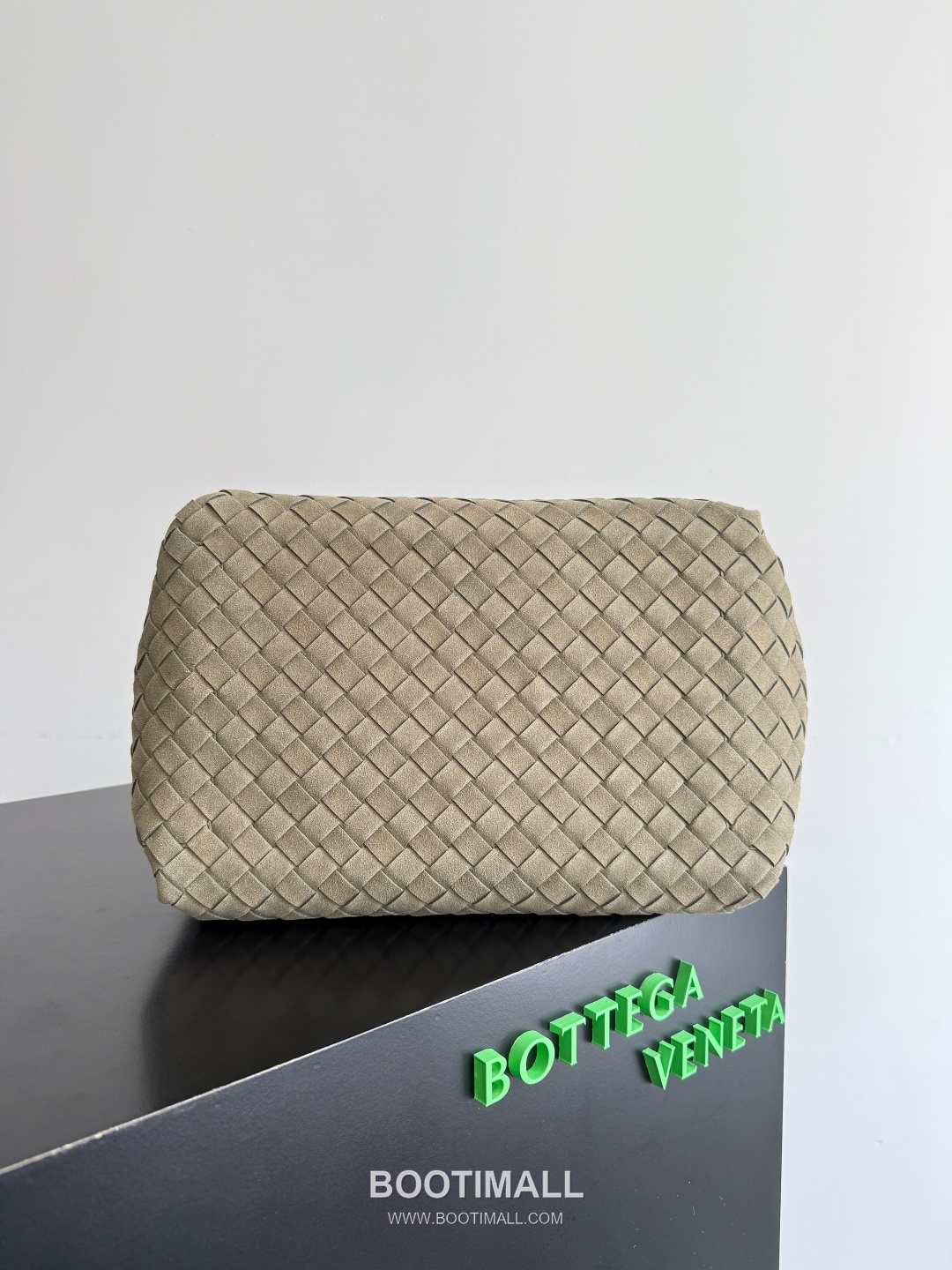 Bottega Veneta Andiamo Parachute Large Intrecciato Leather Khaki Shoulder Bag 보테가 베네타 안디아모 파라슈트 라지 인트레치아토 레더 카키 숄더백 30cm 4