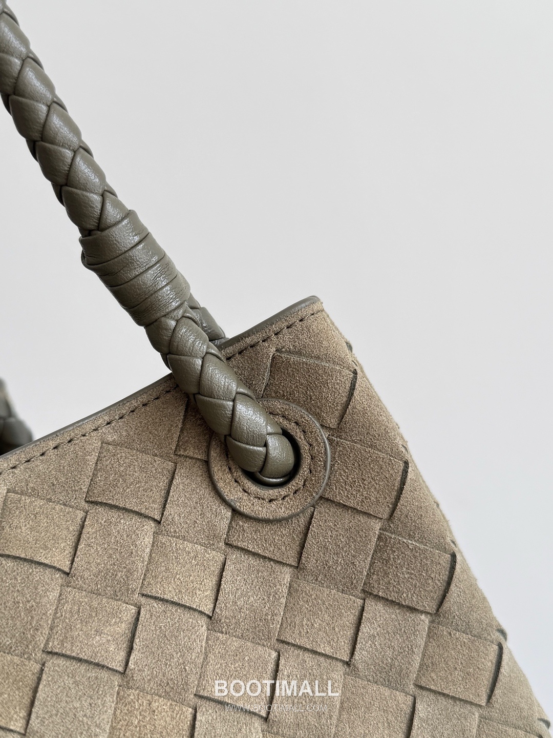 Bottega Veneta Andiamo Parachute Large Intrecciato Leather Khaki Shoulder Bag 보테가 베네타 안디아모 파라슈트 라지 인트레치아토 레더 카키 숄더백 30cm 5