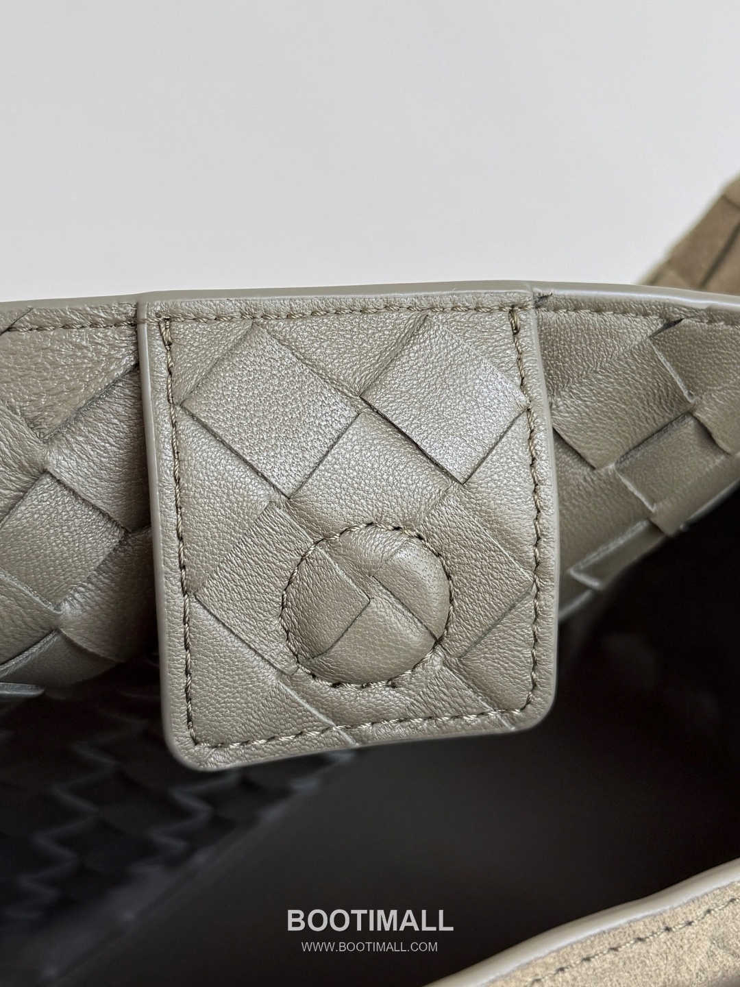 Bottega Veneta Andiamo Parachute Large Intrecciato Leather Khaki Shoulder Bag 보테가 베네타 안디아모 파라슈트 라지 인트레치아토 레더 카키 숄더백 30cm 7