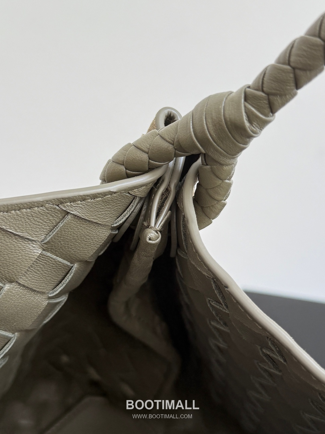 Bottega Veneta Andiamo Parachute Large Intrecciato Leather Khaki Shoulder Bag 보테가 베네타 안디아모 파라슈트 라지 인트레치아토 레더 카키 숄더백 30cm 8