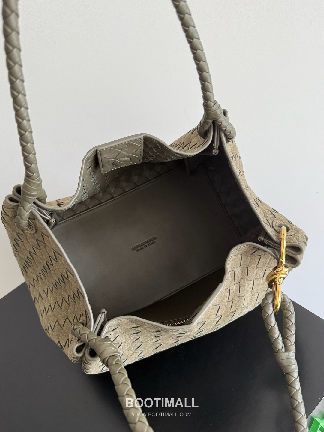 Bottega Veneta Andiamo Parachute Large Intrecciato Leather Khaki Shoulder Bag 보테가 베네타 안디아모 파라슈트 라지 인트레치아토 레더 카키 숄더백 30cm 10