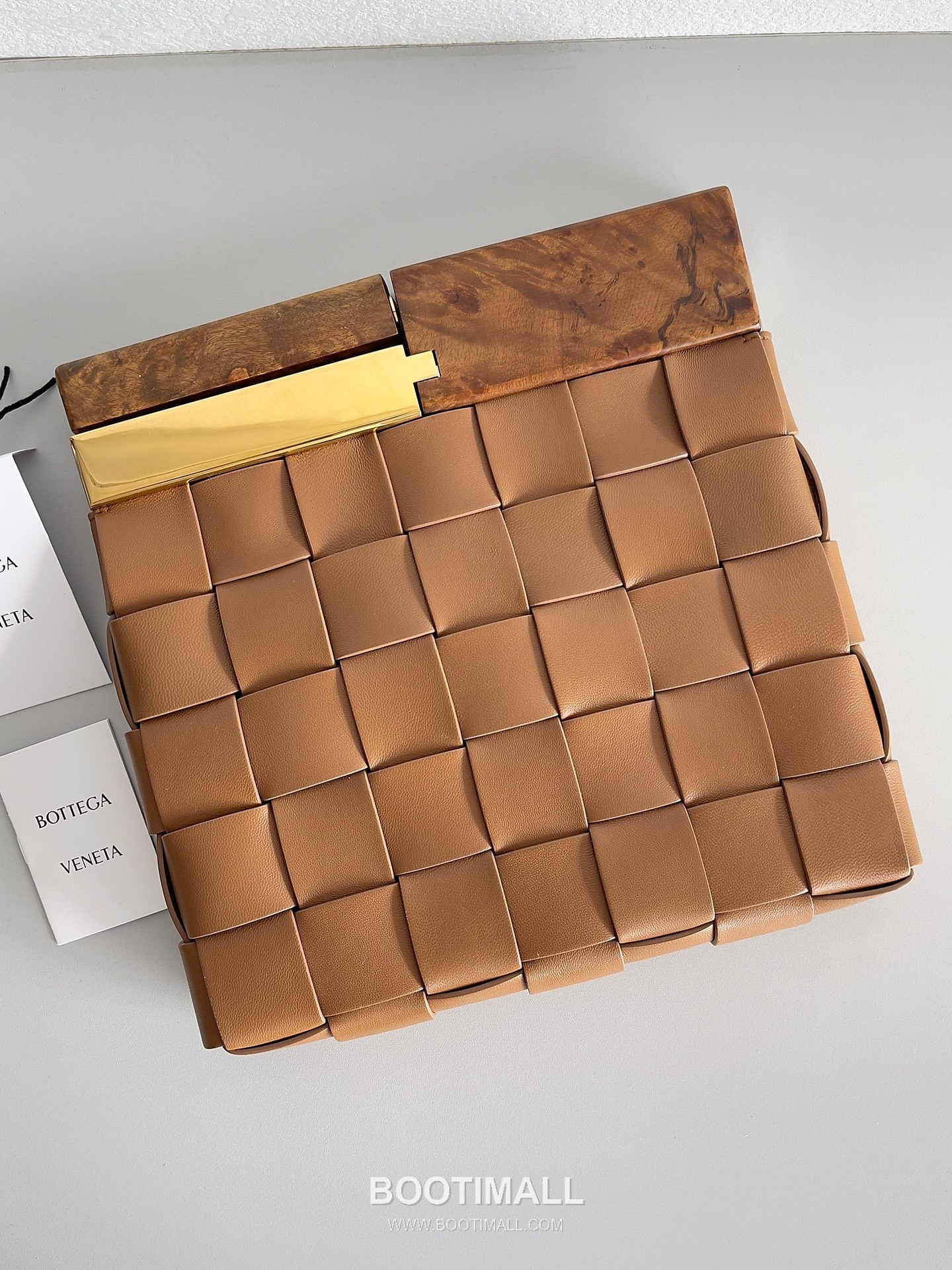 Bottega Veneta Intrecciato Wood Clutch Nappa Lambskin Brown 보테가 베네타 인트레치아토 우드 클러치 나파 램스킨 브라운 28cm 1