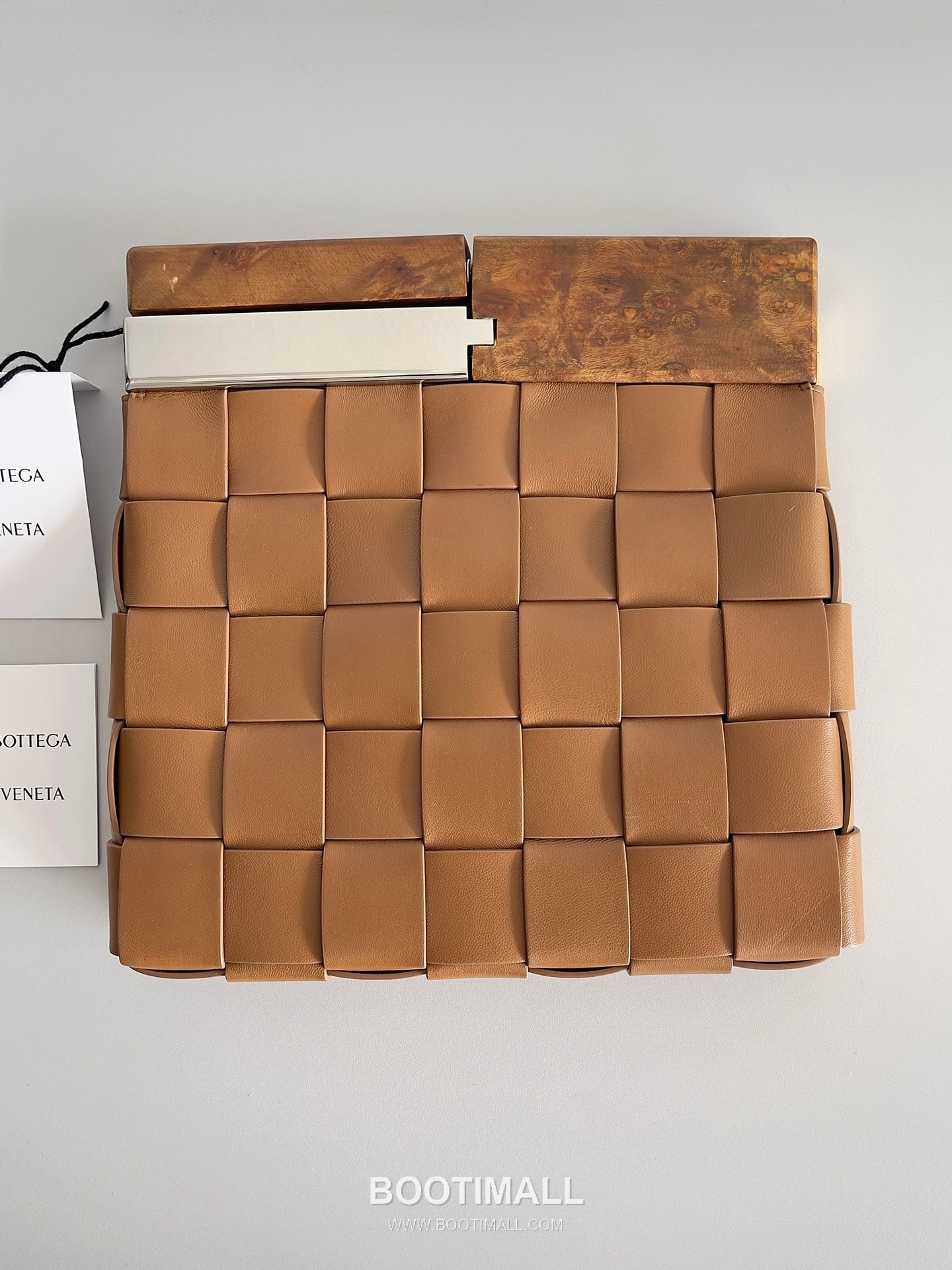 Bottega Veneta Intrecciato Wood Clutch Nappa Lambskin Brown 보테가 베네타 인트레치아토 우드 클러치 나파 램스킨 브라운 28cm 2