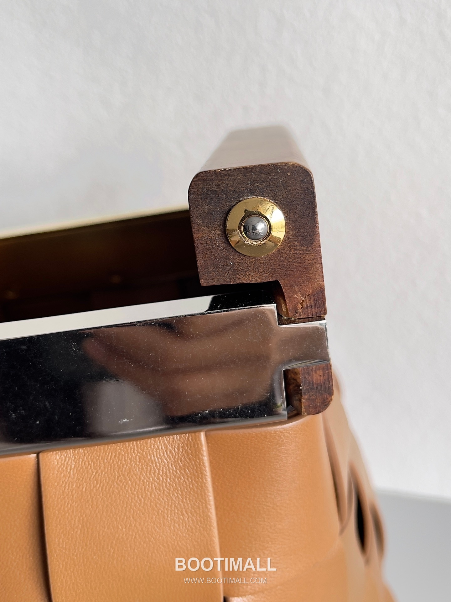 Bottega Veneta Intrecciato Wood Clutch Nappa Lambskin Brown 보테가 베네타 인트레치아토 우드 클러치 나파 램스킨 브라운 28cm 10