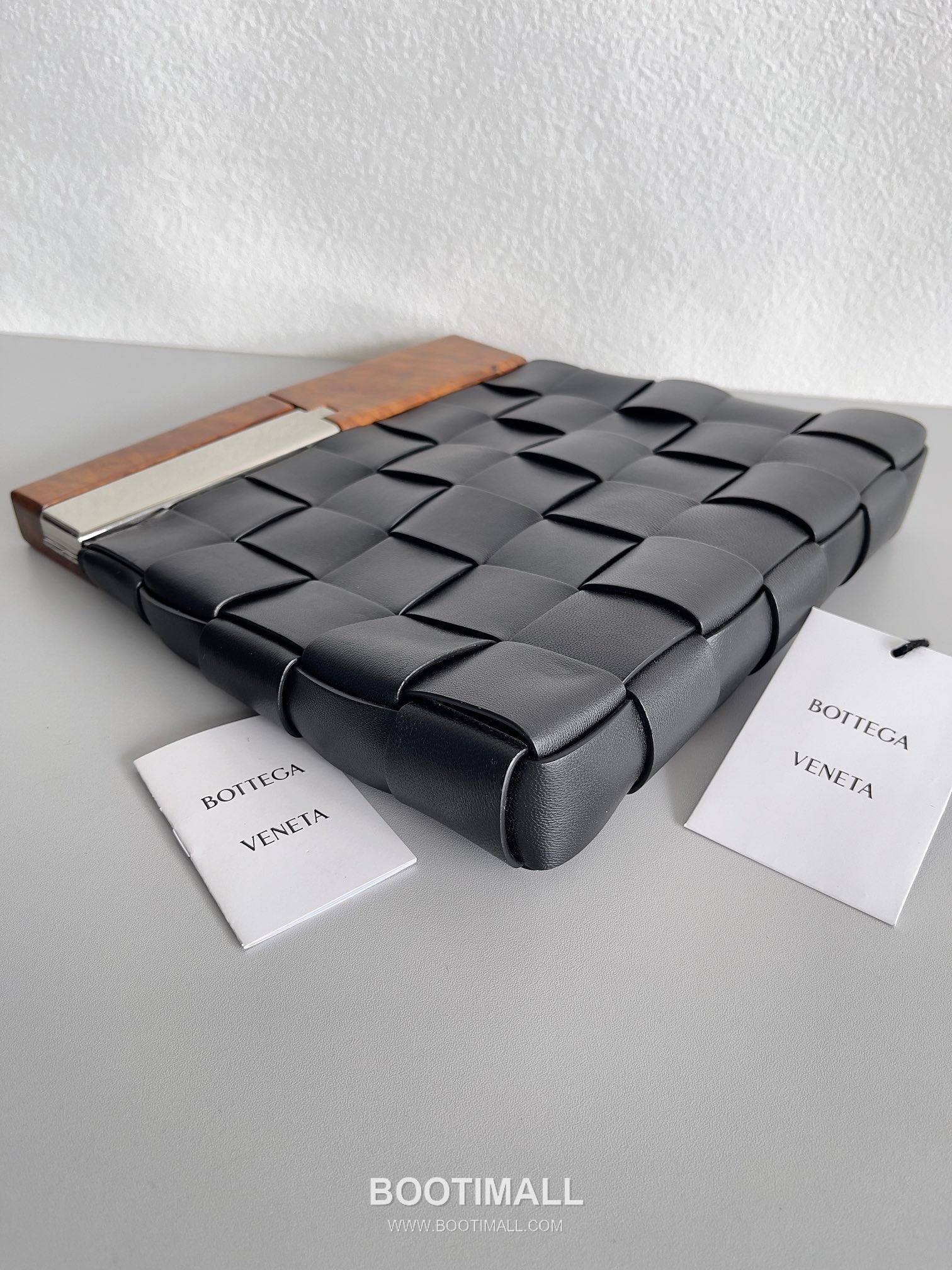 Bottega Veneta Intrecciato Wood Clutch Nappa Lambskin Brown 보테가 베네타 인트레치아토 우드 클러치 나파 램스킨 브라운 28cm 5