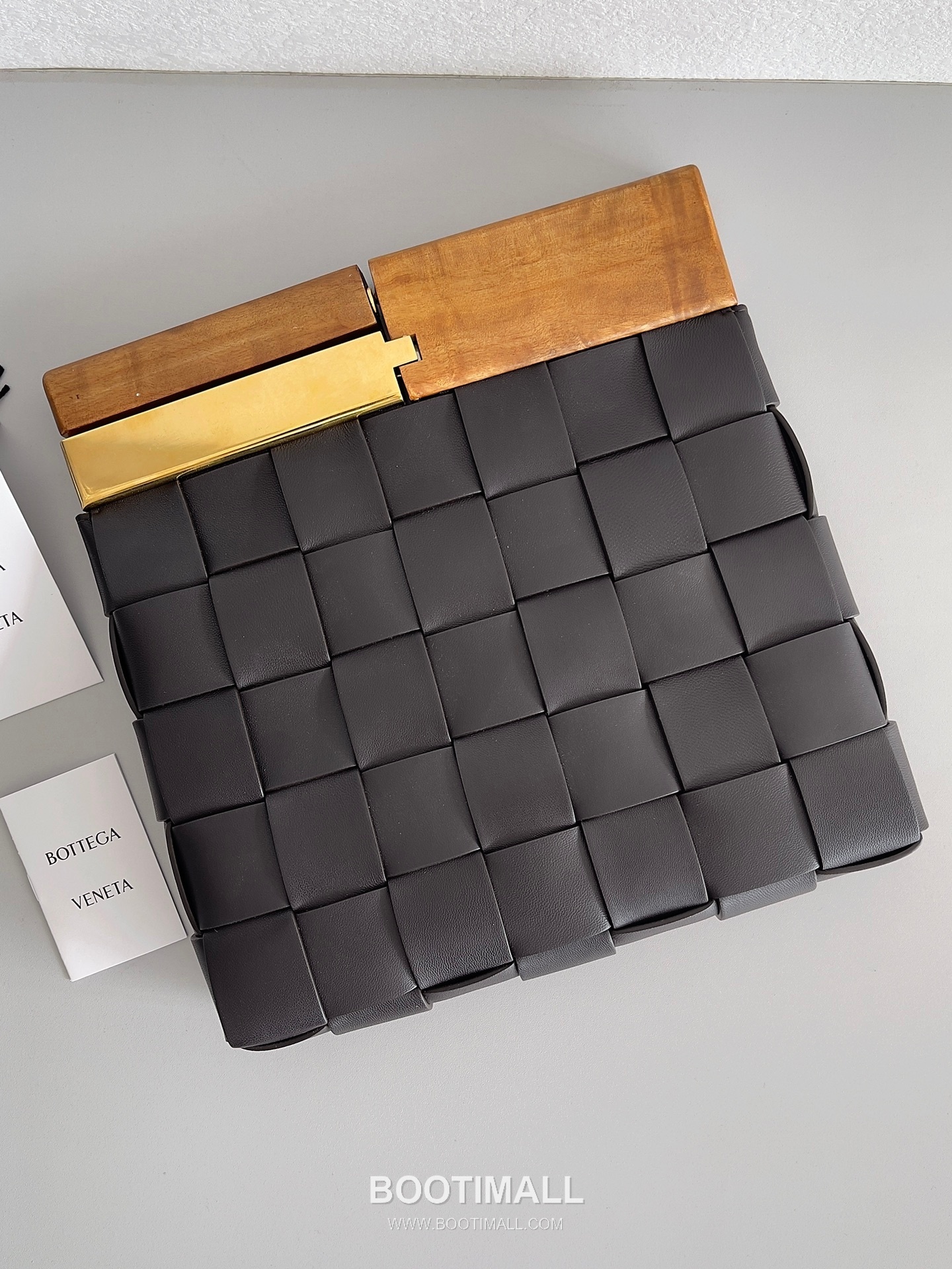 Bottega Veneta Intrecciato Wood Clutch Nappa Lambskin Brown 보테가 베네타 인트레치아토 우드 클러치 나파 램스킨 브라운 28cm 1