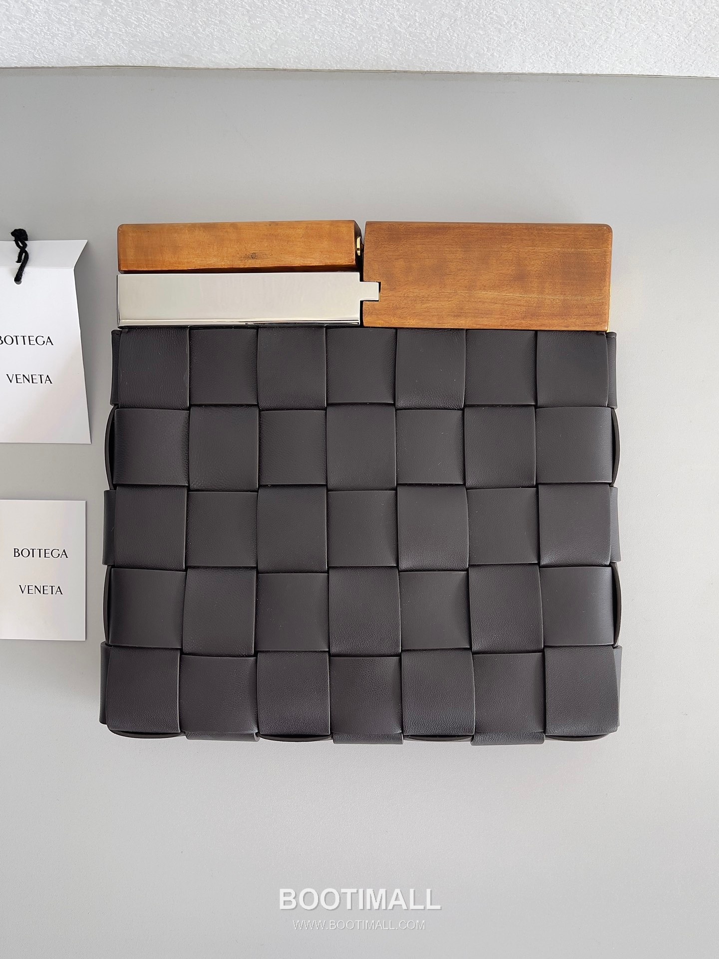 Bottega Veneta Intrecciato Wood Clutch Nappa Lambskin Brown 보테가 베네타 인트레치아토 우드 클러치 나파 램스킨 브라운 28cm 2