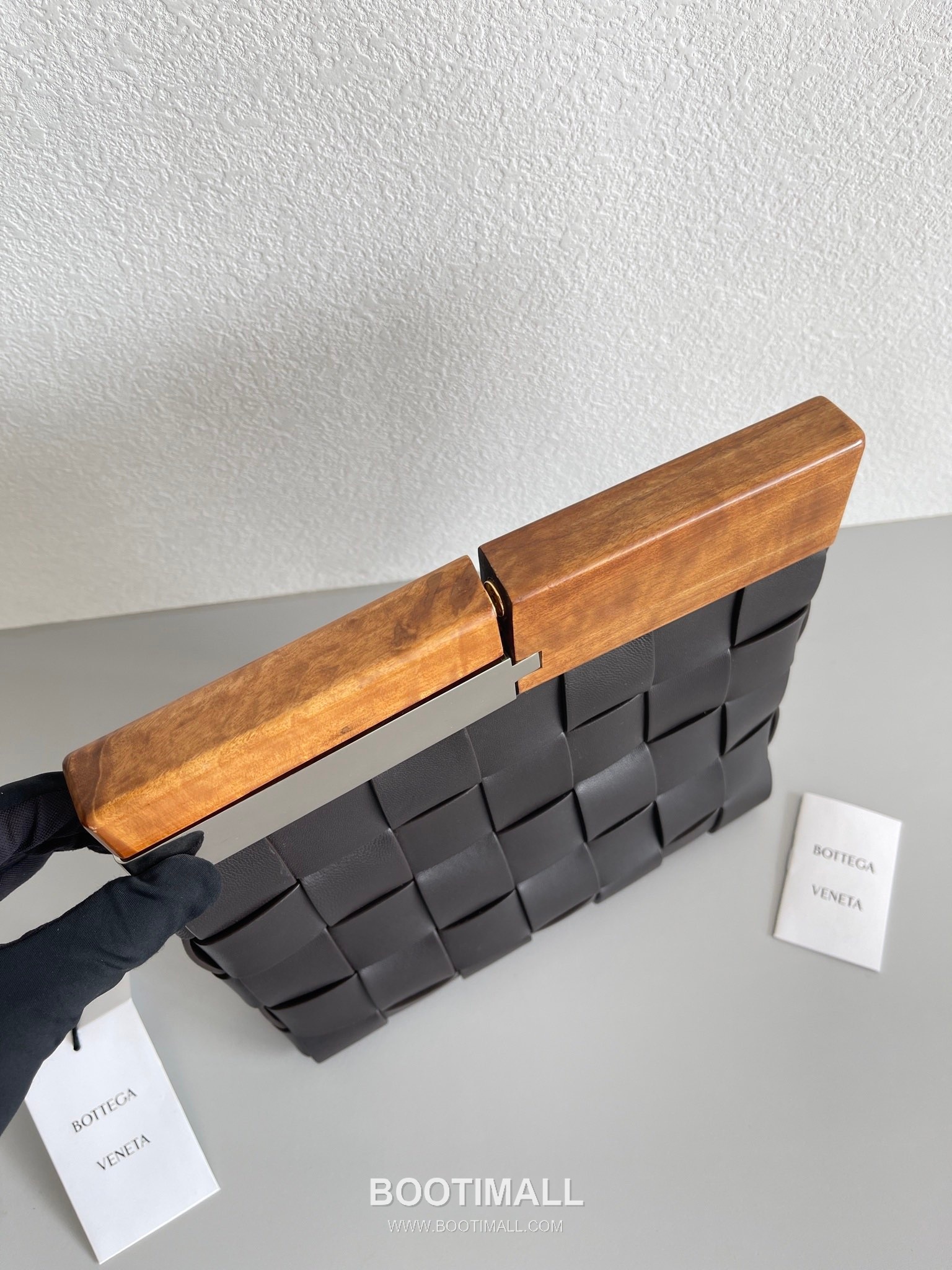 Bottega Veneta Intrecciato Wood Clutch Nappa Lambskin Brown 보테가 베네타 인트레치아토 우드 클러치 나파 램스킨 브라운 28cm 4