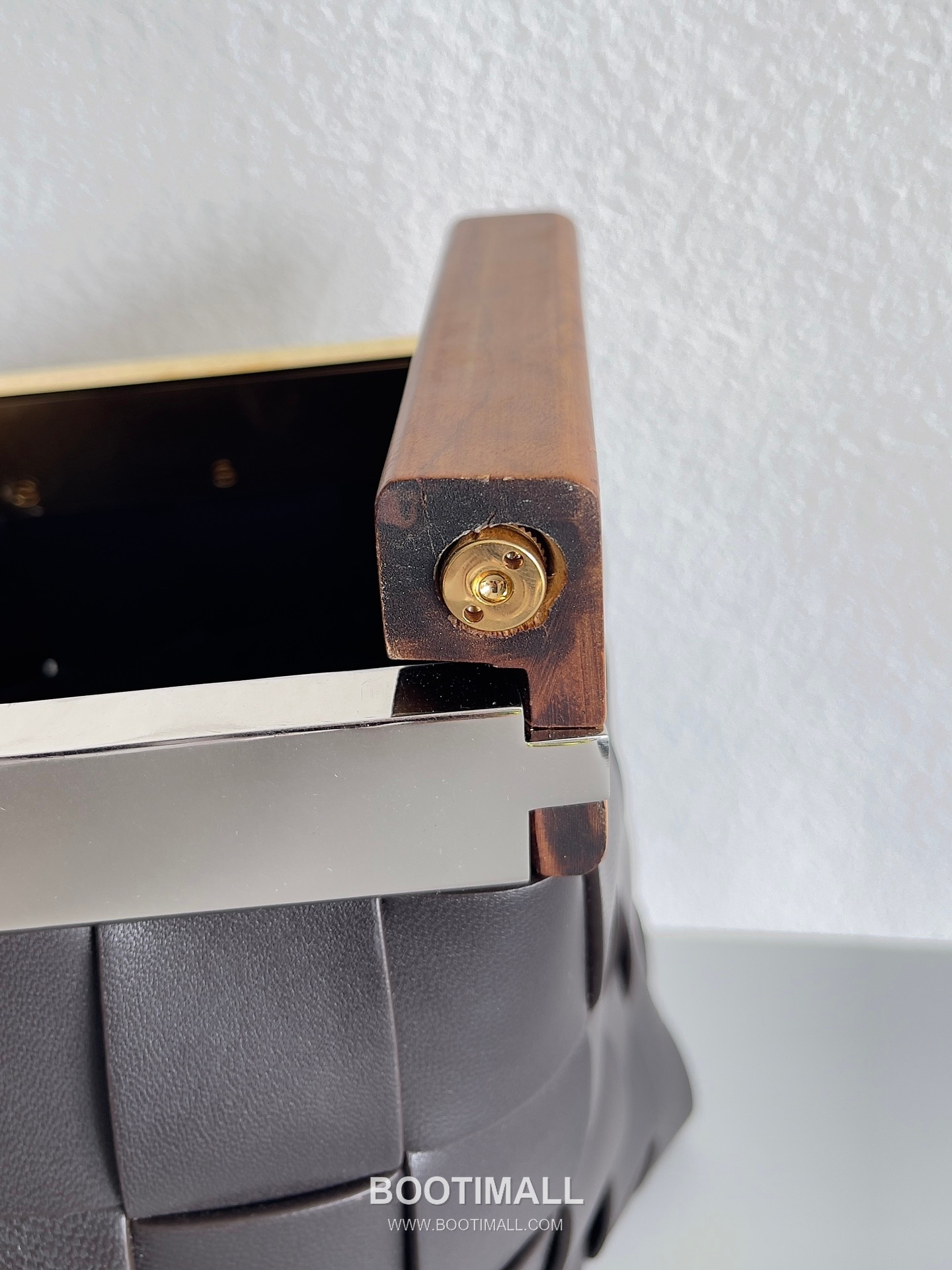 Bottega Veneta Intrecciato Wood Clutch Nappa Lambskin Brown 보테가 베네타 인트레치아토 우드 클러치 나파 램스킨 브라운 28cm 5