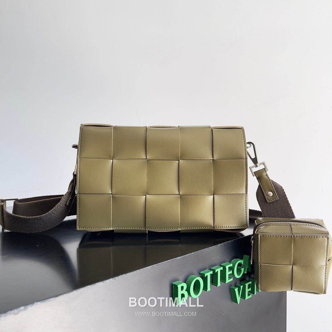 Bottega Veneta Cassette 2-in-1 Calfskin Leather Black Crossbody Bag 보테가 베네타 카세트 2-in-1 카프스킨 레더 블랙 크로스백 26cm 1