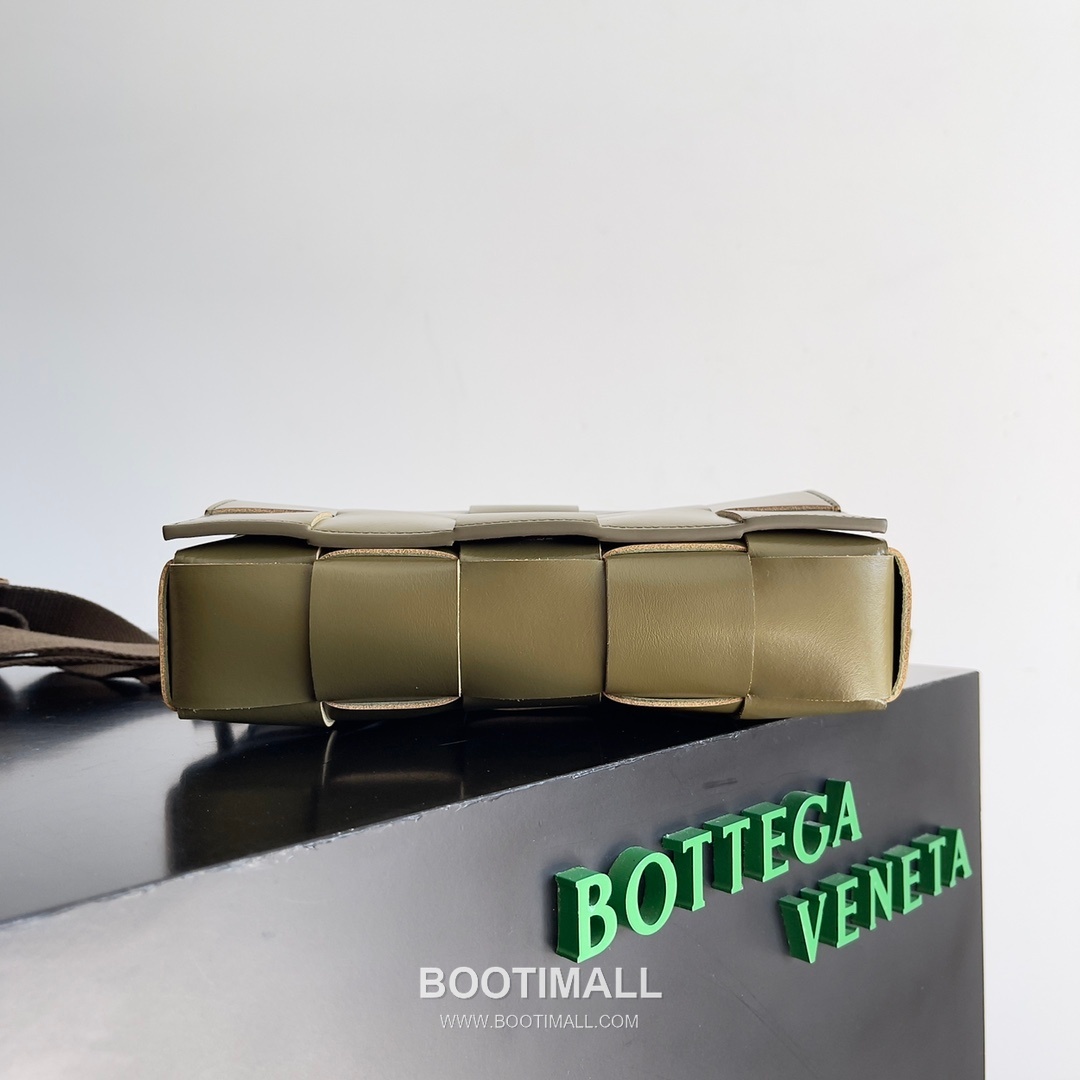 Bottega Veneta Cassette 2-in-1 Calfskin Leather Black Crossbody Bag 보테가 베네타 카세트 2-in-1 카프스킨 레더 블랙 크로스백 26cm 2