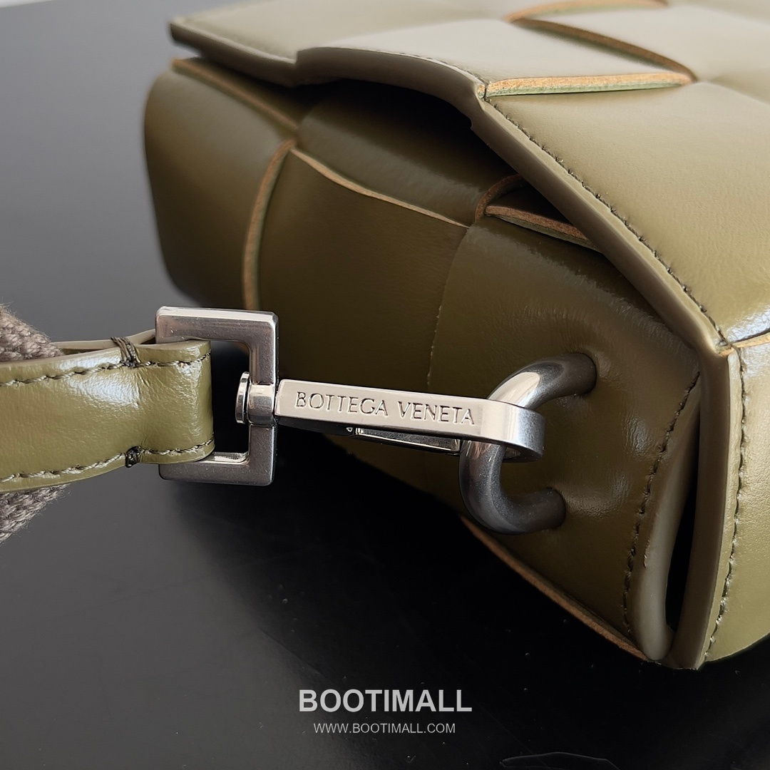 Bottega Veneta Cassette 2-in-1 Calfskin Leather Black Crossbody Bag 보테가 베네타 카세트 2-in-1 카프스킨 레더 블랙 크로스백 26cm 4