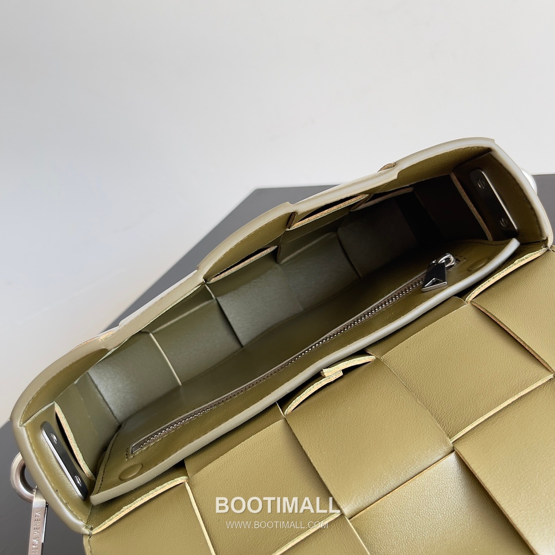 Bottega Veneta Cassette 2-in-1 Calfskin Leather Black Crossbody Bag 보테가 베네타 카세트 2-in-1 카프스킨 레더 블랙 크로스백 26cm 7