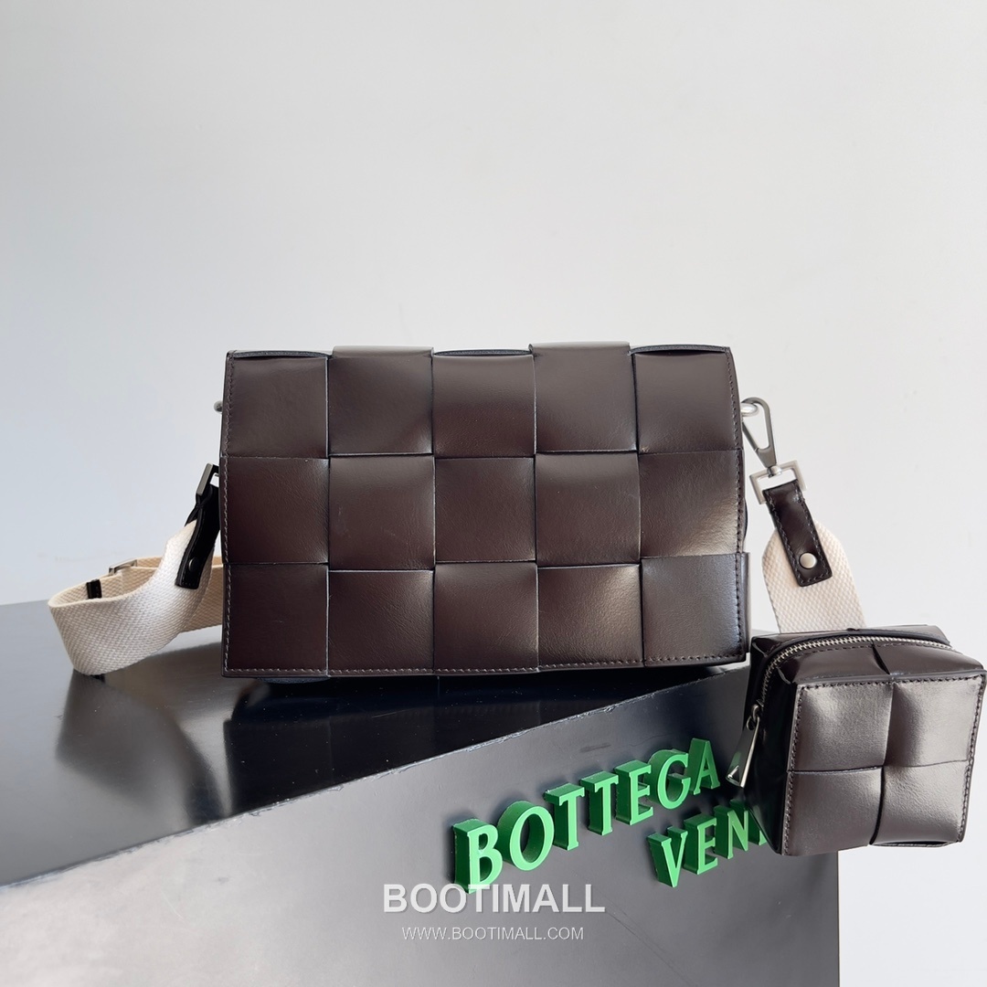 Bottega Veneta Cassette 2-in-1 Calfskin Leather Black Crossbody Bag 보테가 베네타 카세트 2-in-1 카프스킨 레더 블랙 크로스백 26cm 1