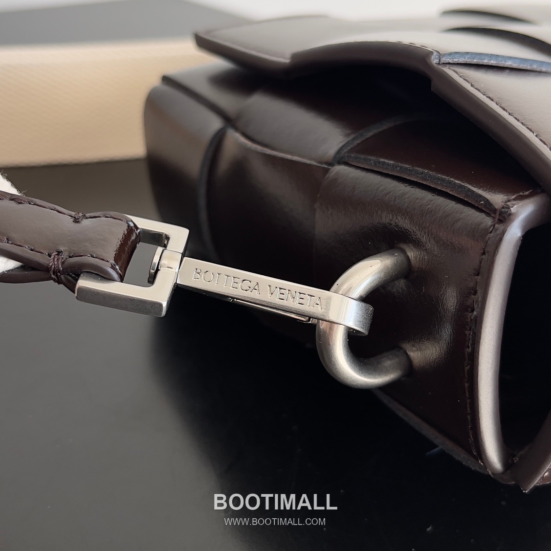 Bottega Veneta Cassette 2-in-1 Calfskin Leather Black Crossbody Bag 보테가 베네타 카세트 2-in-1 카프스킨 레더 블랙 크로스백 26cm 4