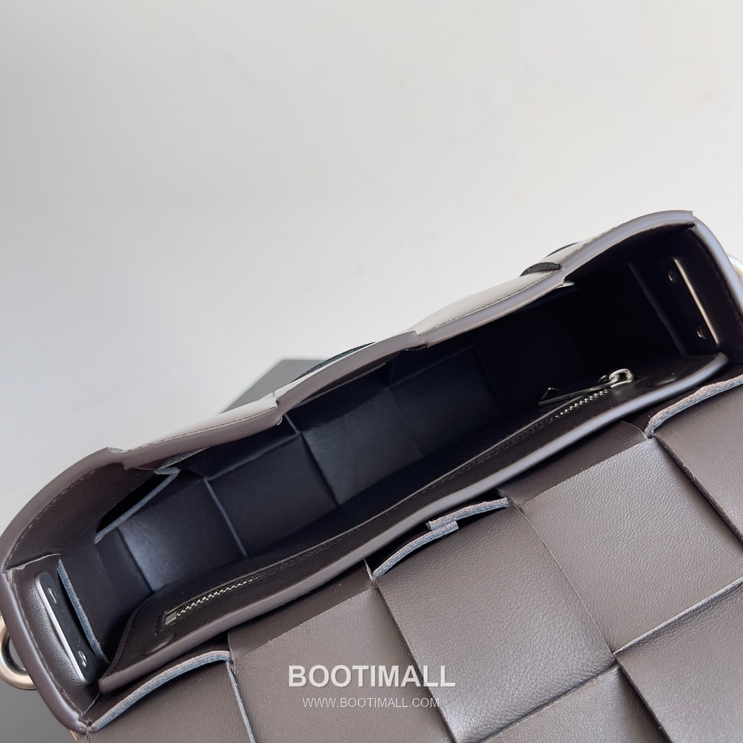 Bottega Veneta Cassette 2-in-1 Calfskin Leather Black Crossbody Bag 보테가 베네타 카세트 2-in-1 카프스킨 레더 블랙 크로스백 26cm 7