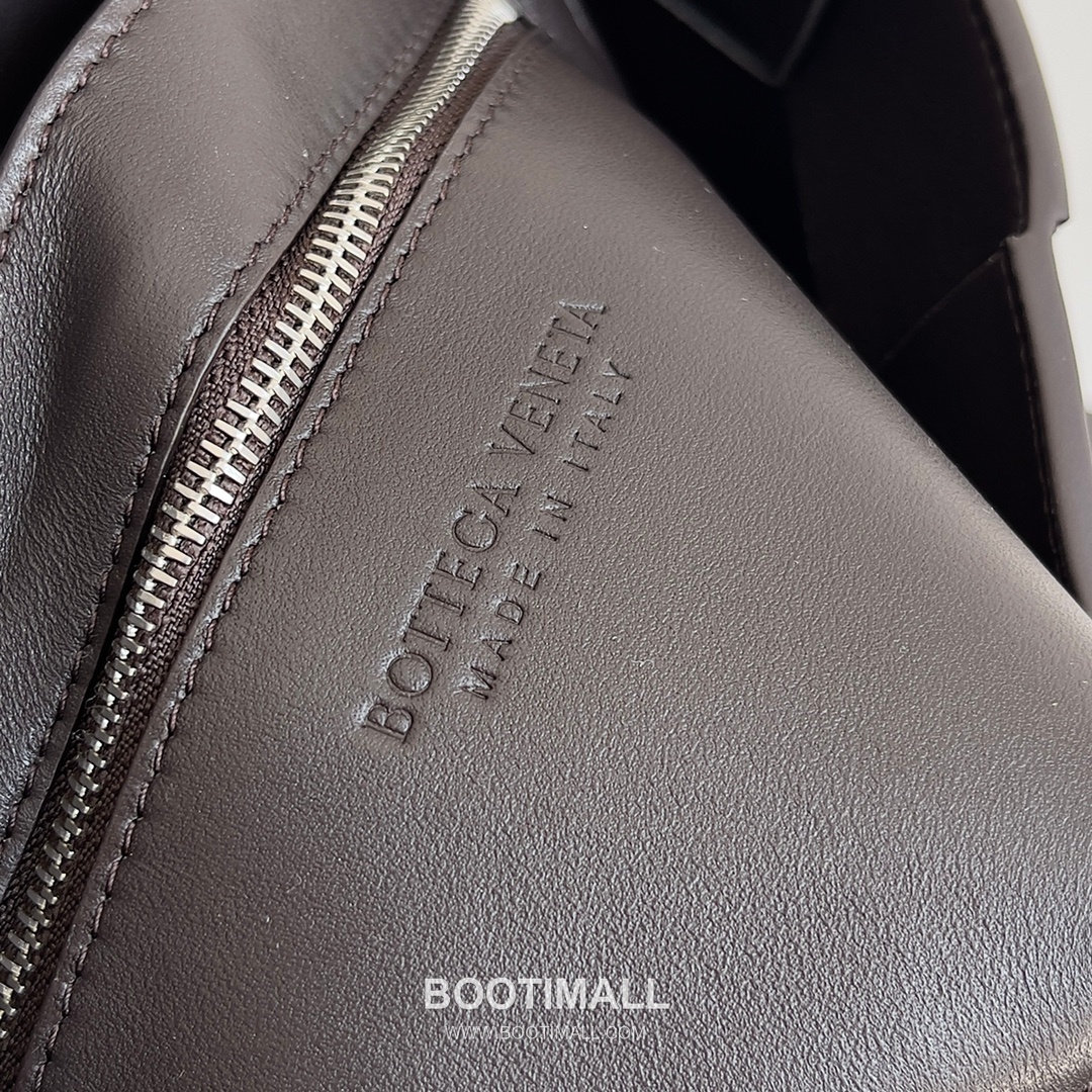 Bottega Veneta Cassette 2-in-1 Calfskin Leather Black Crossbody Bag 보테가 베네타 카세트 2-in-1 카프스킨 레더 블랙 크로스백 26cm 8