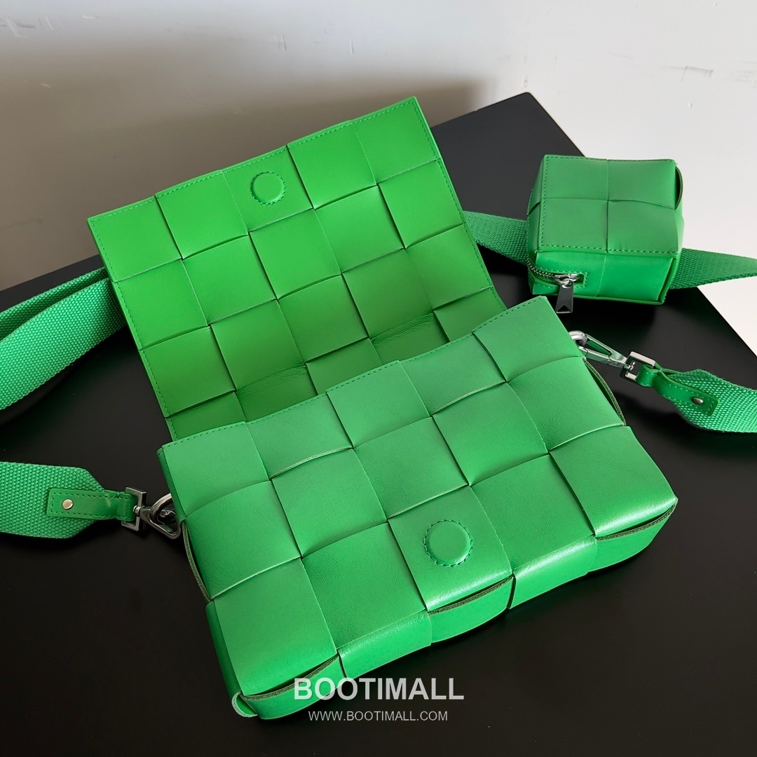 Bottega Veneta Cassette 2-in-1 Calfskin Leather Black Crossbody Bag 보테가 베네타 카세트 2-in-1 카프스킨 레더 블랙 크로스백 26cm 5