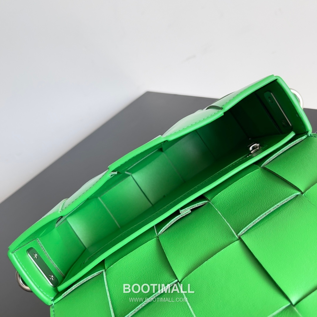 Bottega Veneta Cassette 2-in-1 Calfskin Leather Black Crossbody Bag 보테가 베네타 카세트 2-in-1 카프스킨 레더 블랙 크로스백 26cm 6