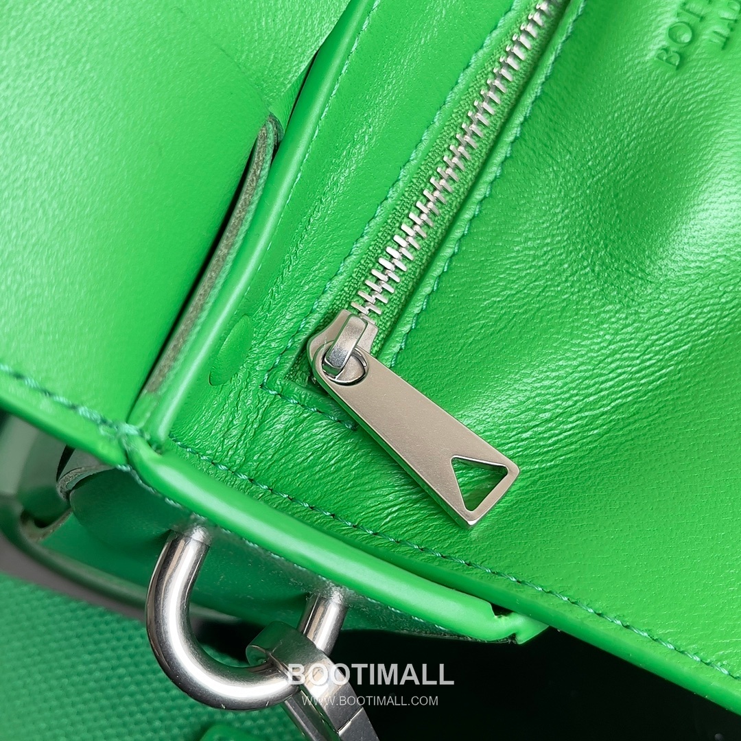 Bottega Veneta Cassette 2-in-1 Calfskin Leather Black Crossbody Bag 보테가 베네타 카세트 2-in-1 카프스킨 레더 블랙 크로스백 26cm 7