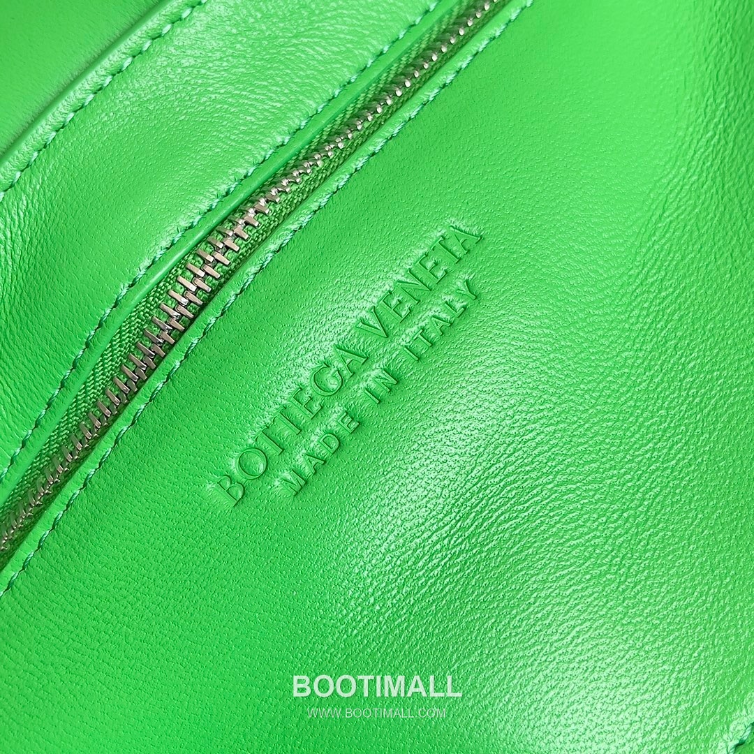 Bottega Veneta Cassette 2-in-1 Calfskin Leather Black Crossbody Bag 보테가 베네타 카세트 2-in-1 카프스킨 레더 블랙 크로스백 26cm 8